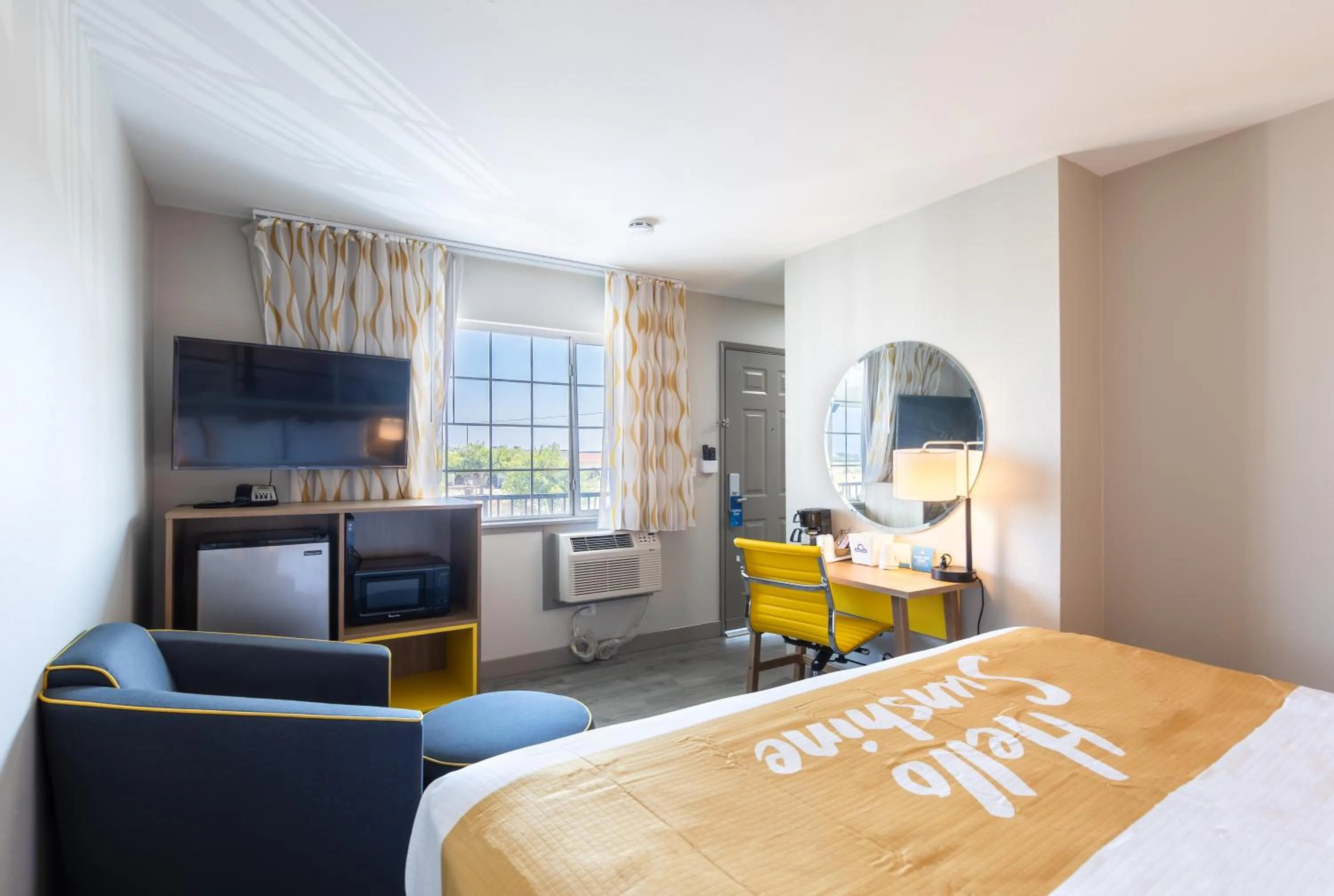 Bedroom, Bed in Days Inn by Wyndham Red Bluff