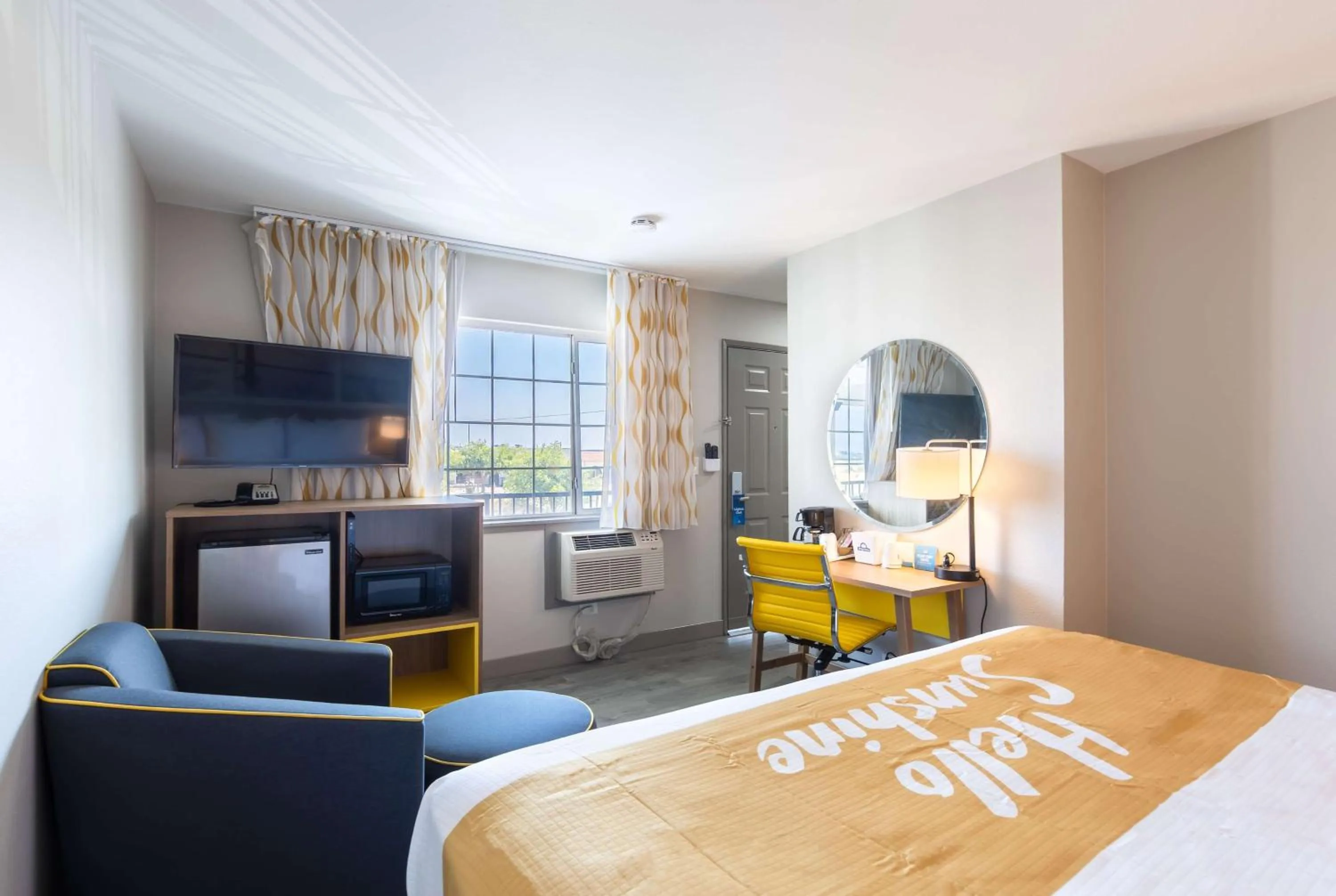 Photo of the whole room, Bed in Days Inn by Wyndham Red Bluff