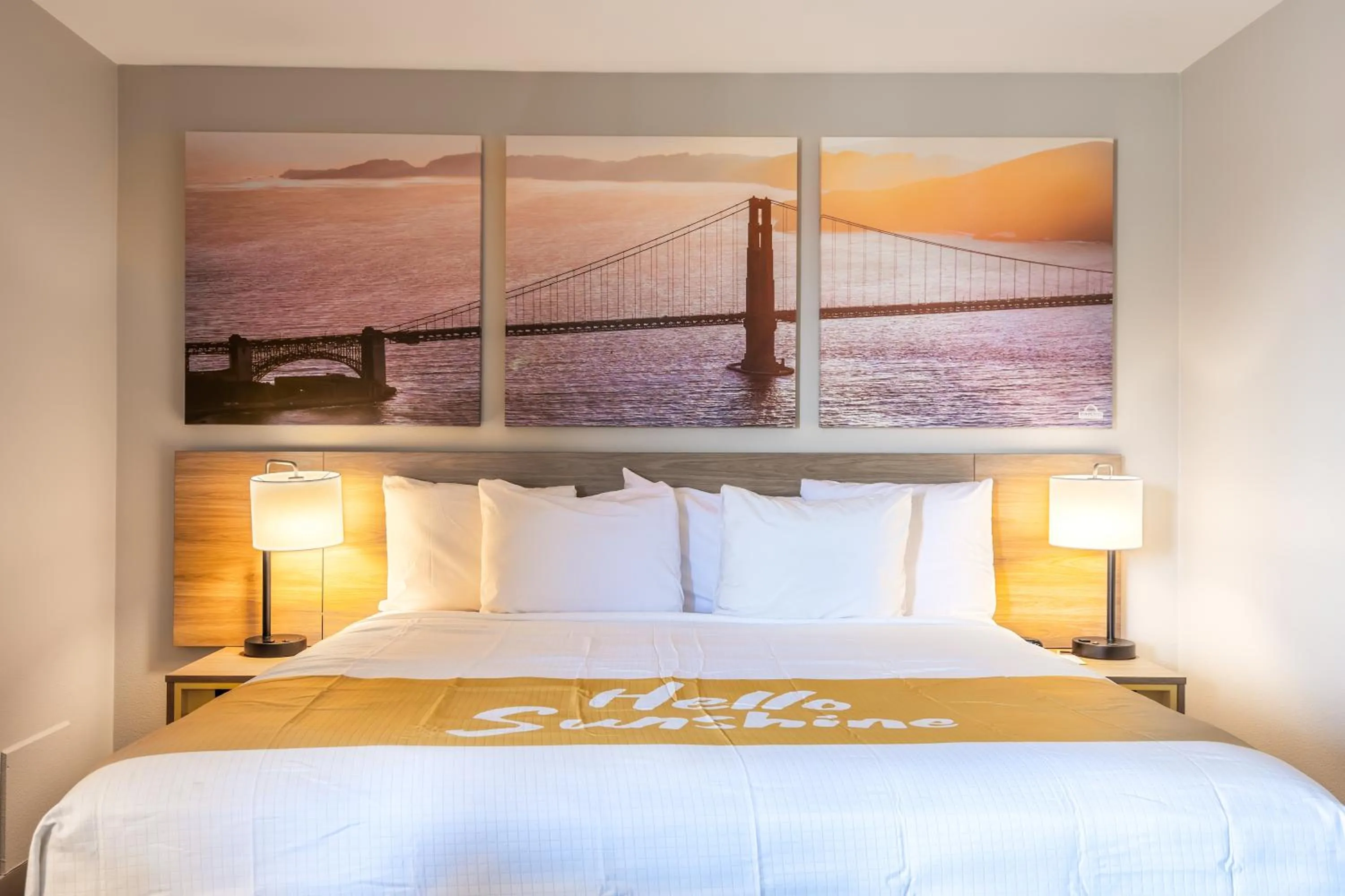 Bedroom, Bed in Days Inn by Wyndham Red Bluff