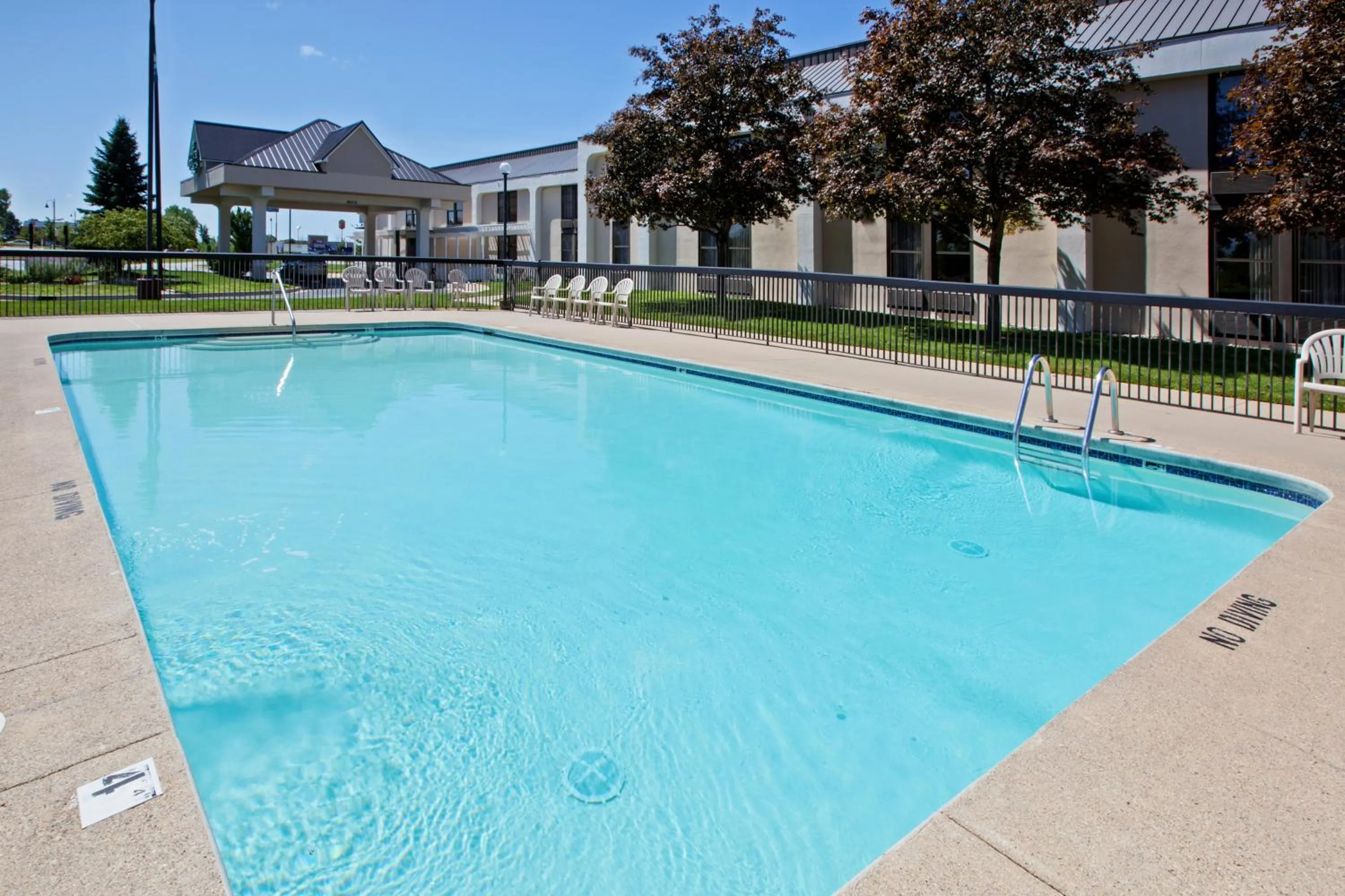 Swimming pool in Quality Inn & Suites