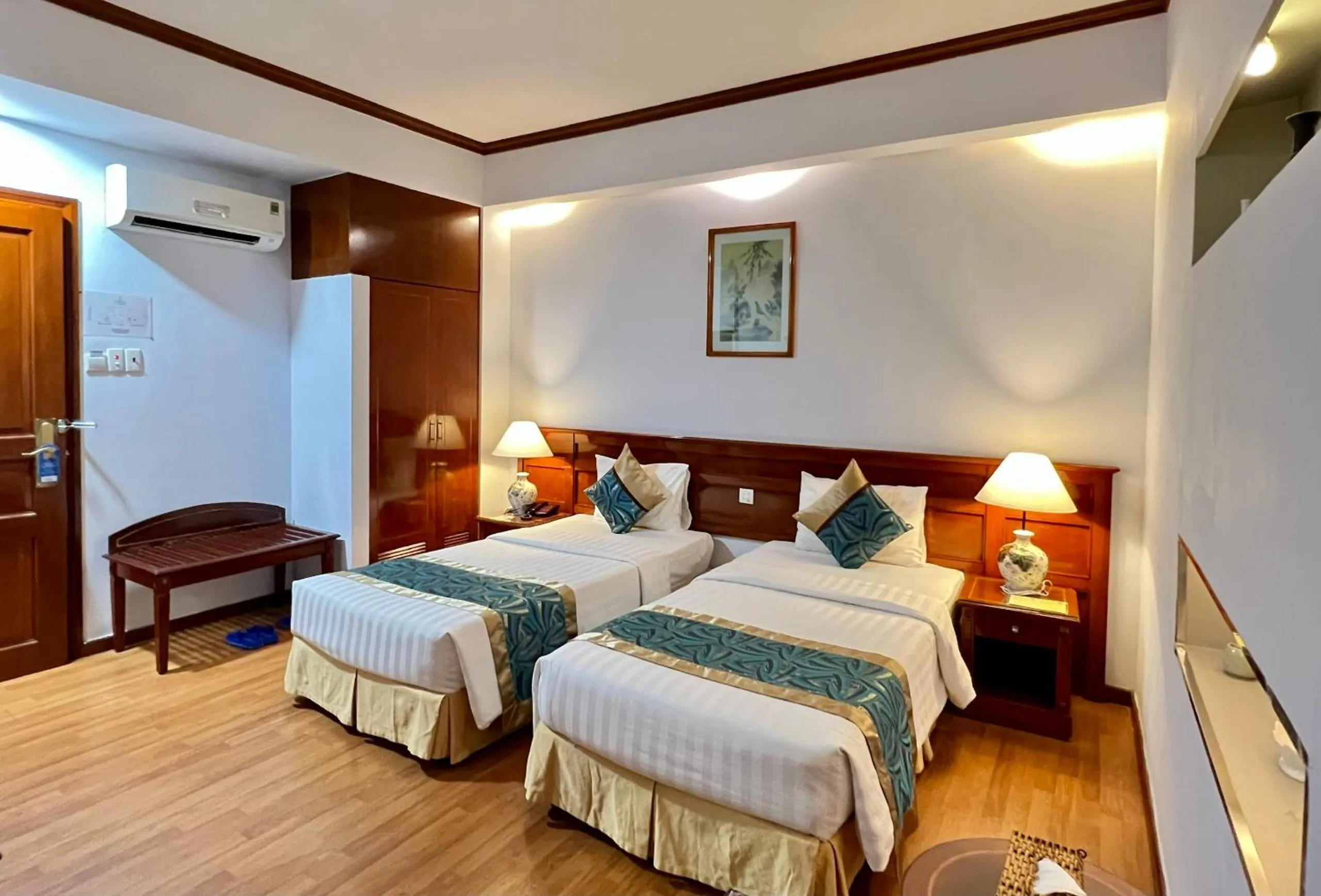 Photo of the whole room, Bed in Oscar Saigon Hotel