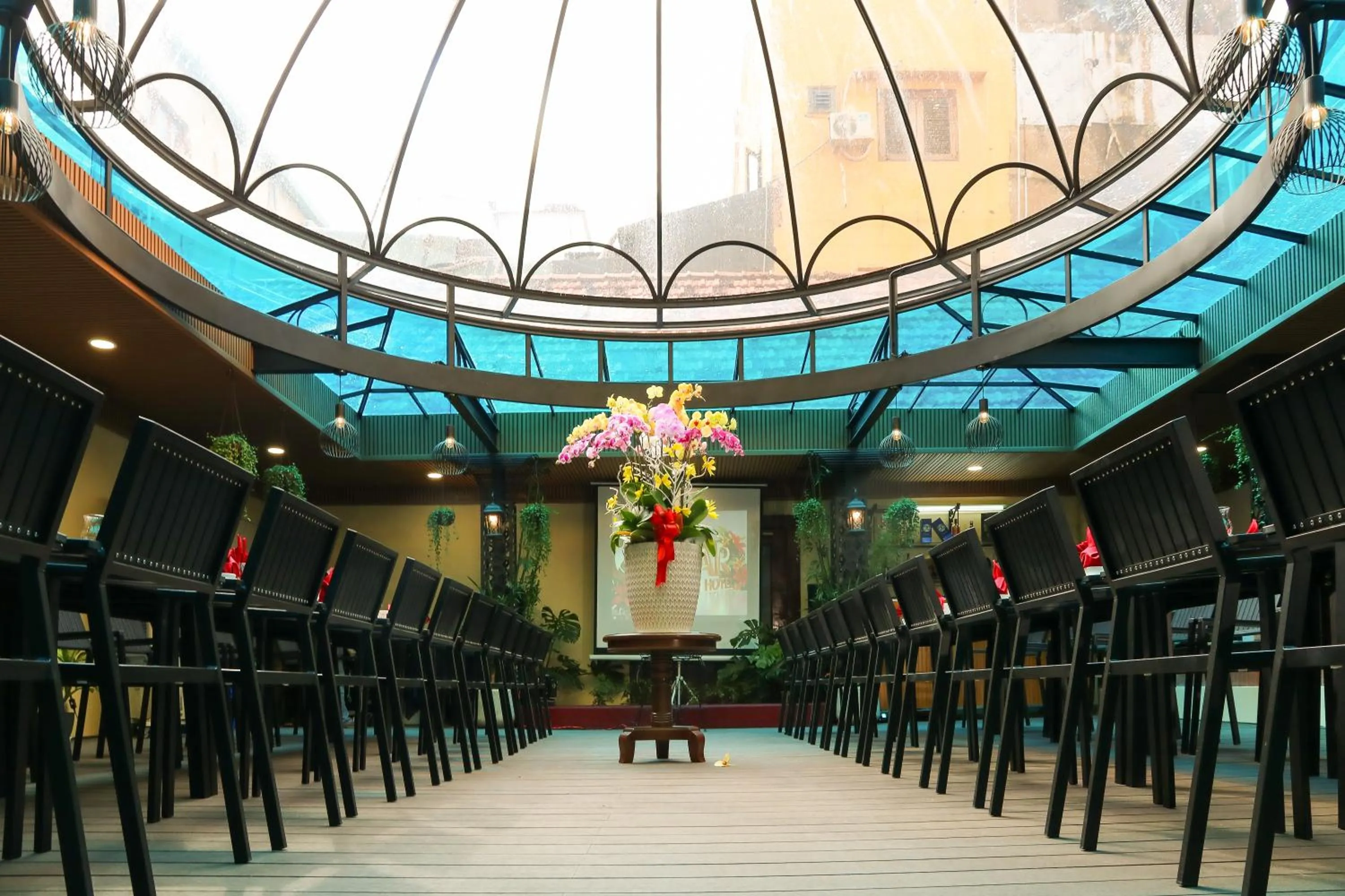 Restaurant/places to eat in Oscar Saigon Hotel