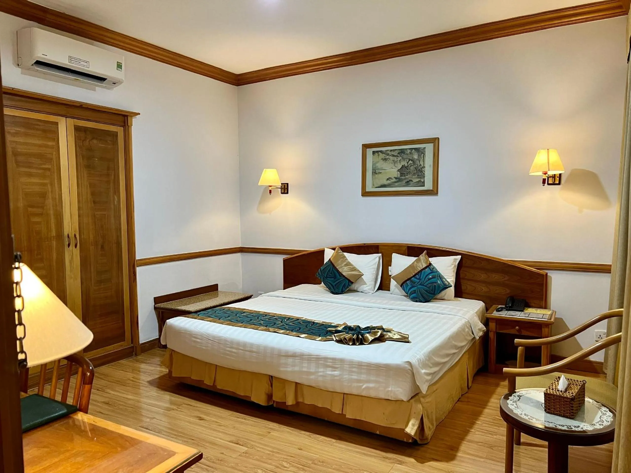 Photo of the whole room, Bed in Oscar Saigon Hotel