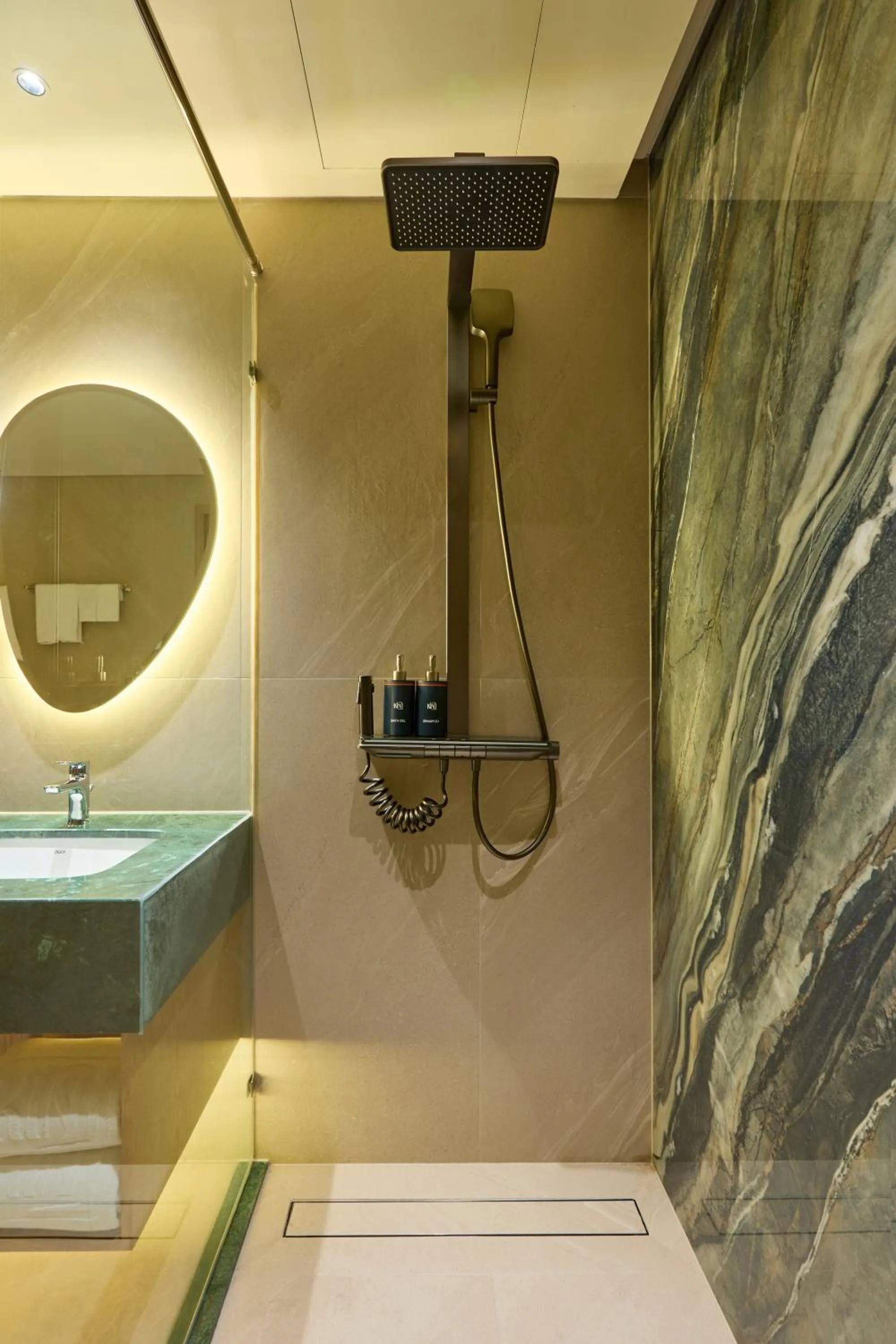 Shower in Kin Hotel Ly Tu Trong