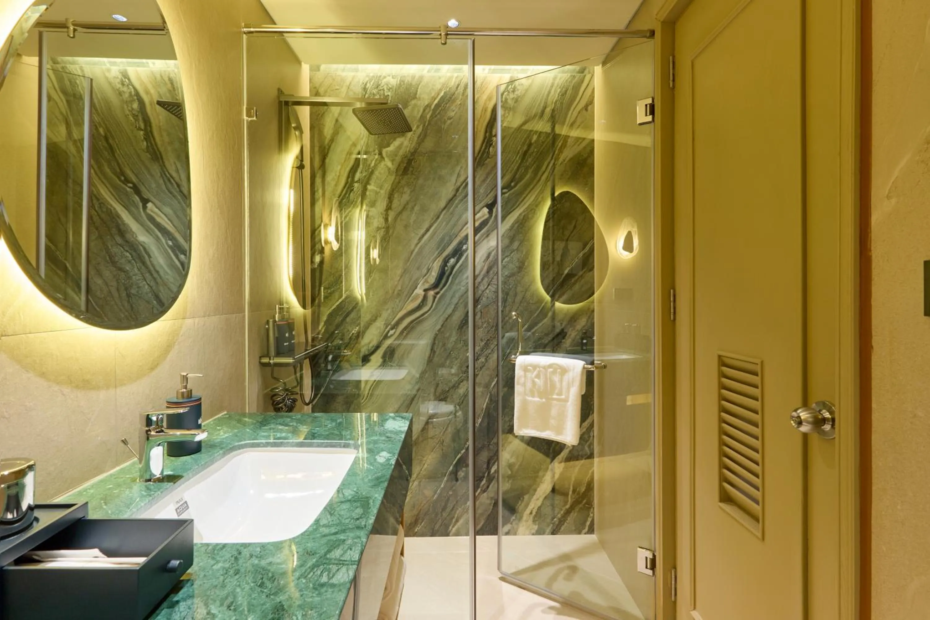 Shower in Kin Hotel Ly Tu Trong