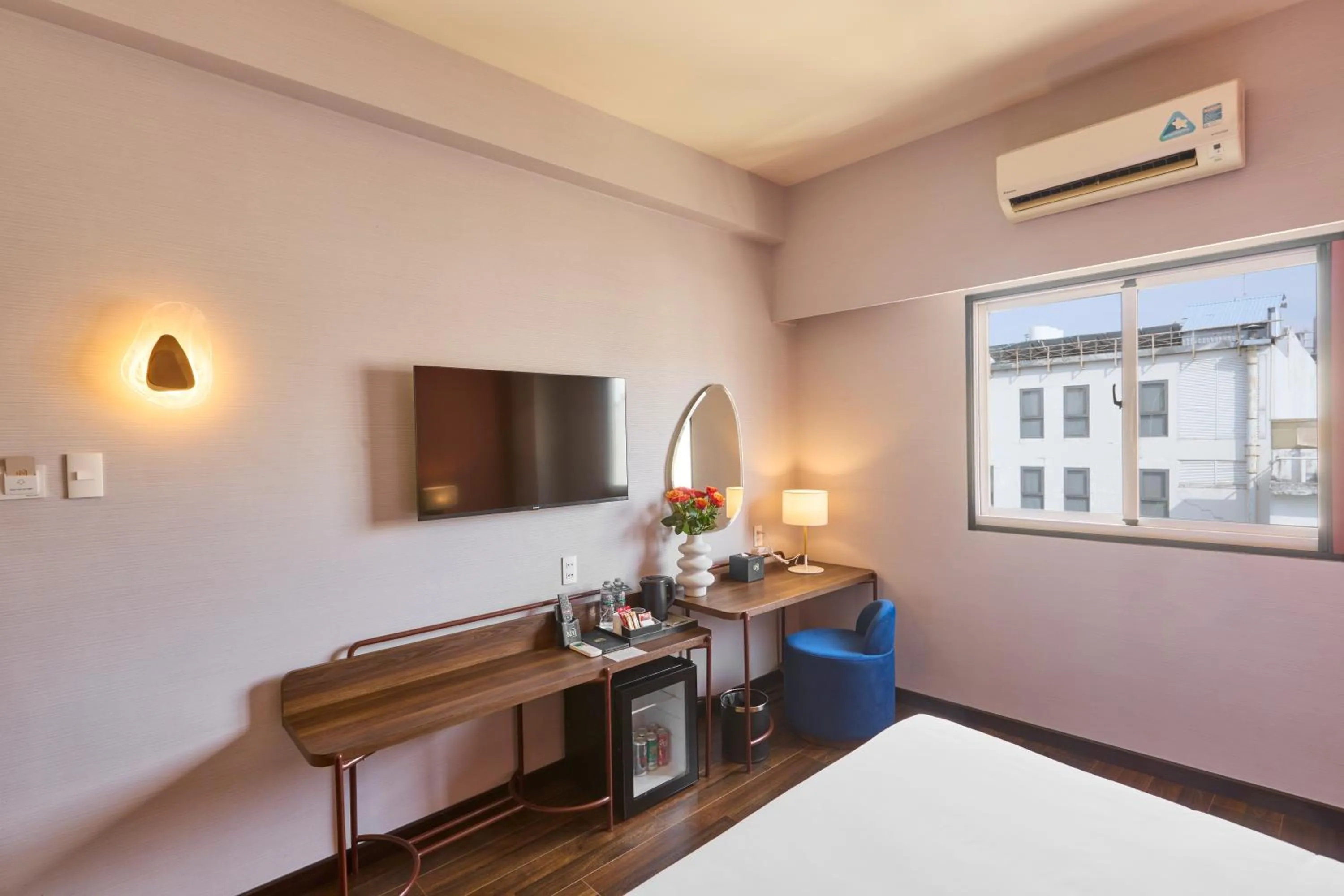 TV and multimedia, Bed in Kin Hotel Ly Tu Trong