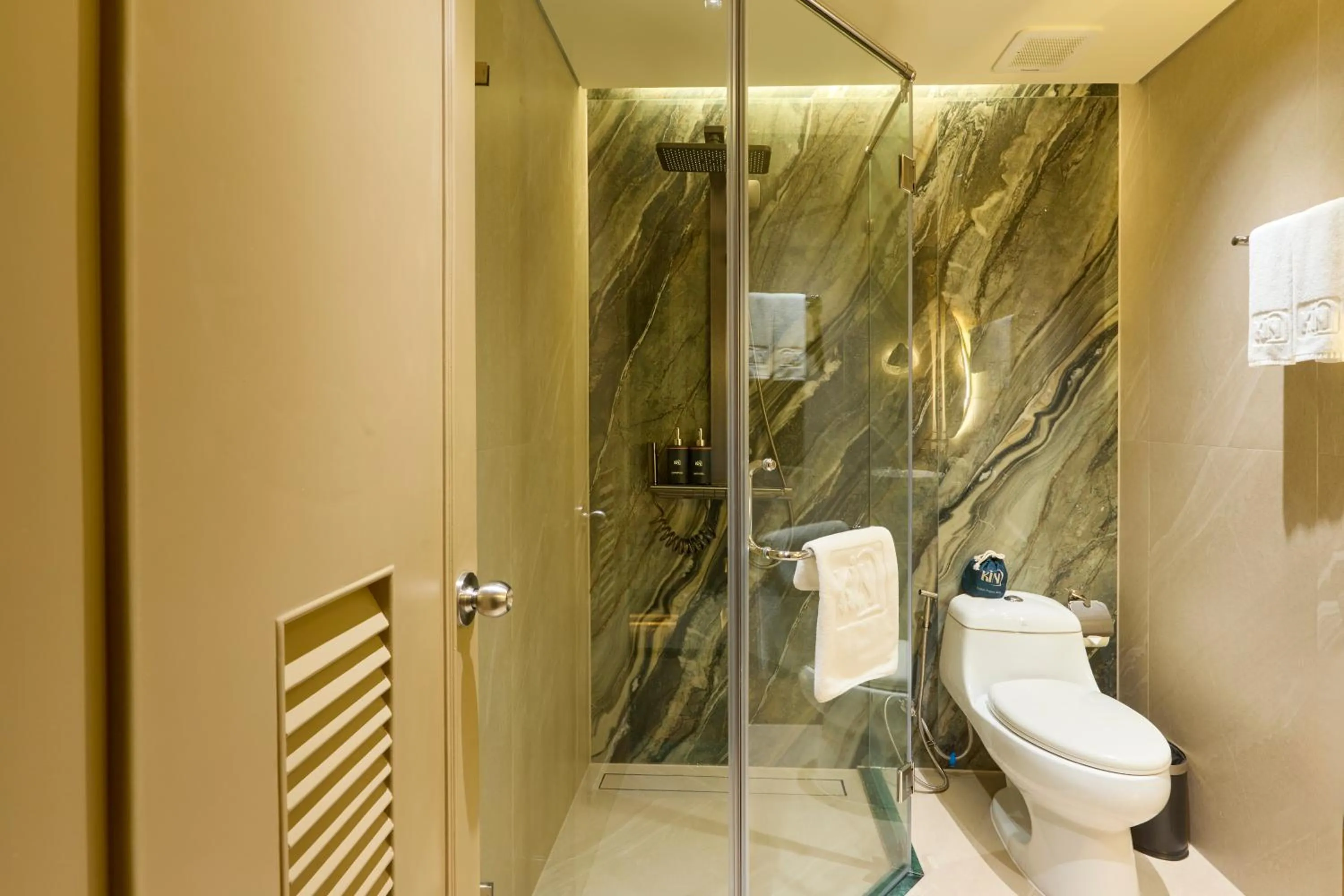 Shower in Kin Hotel Ly Tu Trong