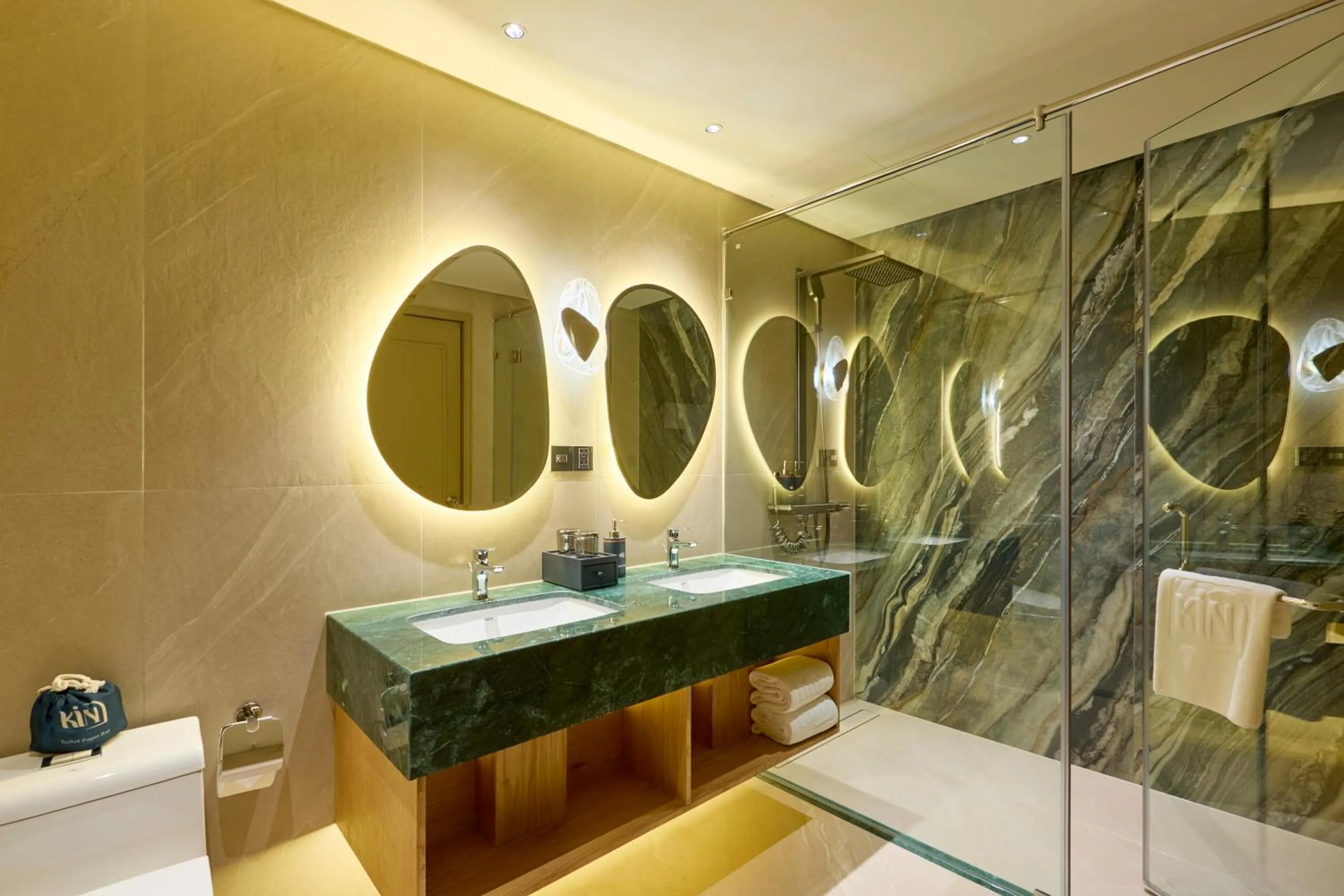 Shower in Kin Hotel Ly Tu Trong