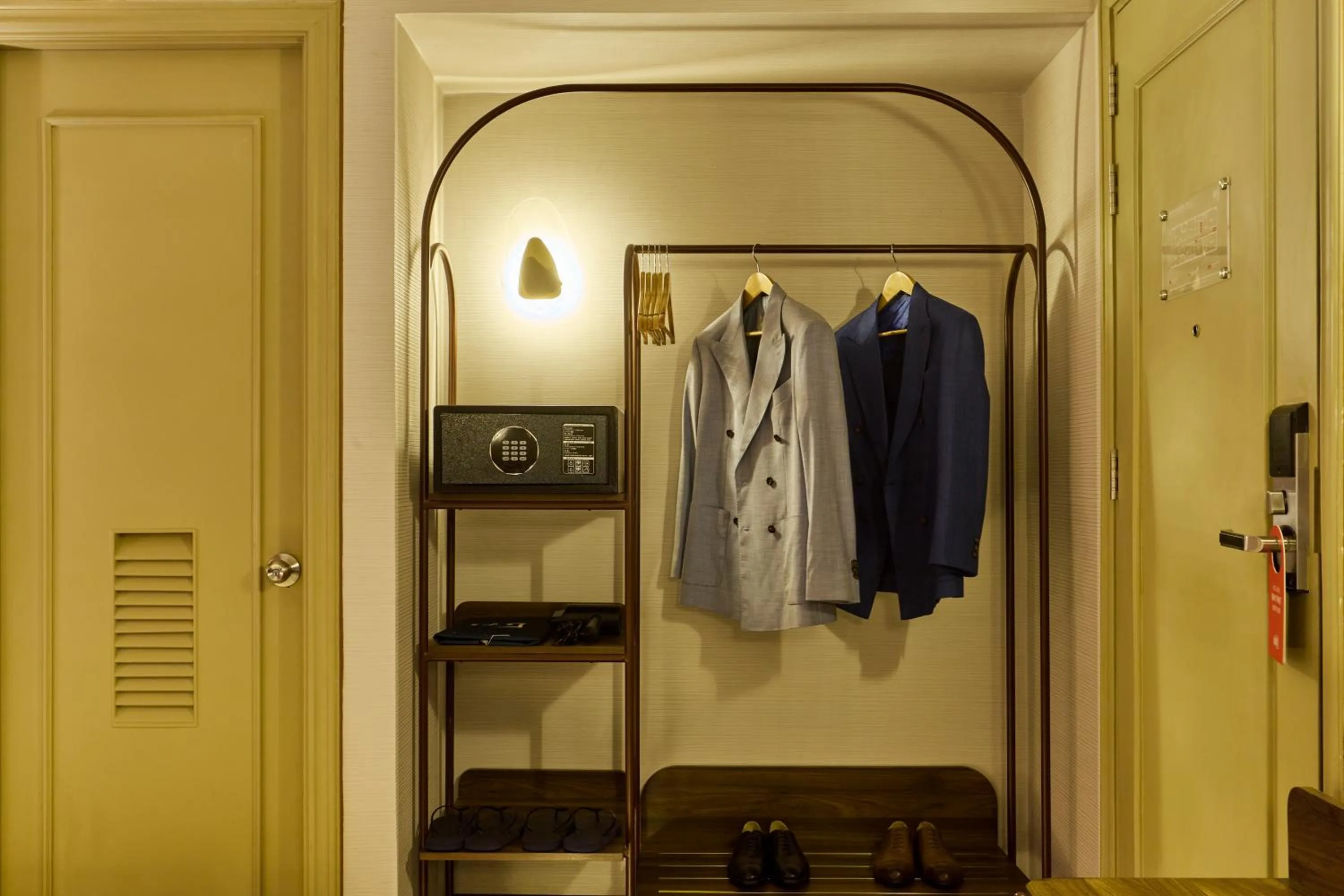 wardrobe in Kin Hotel Ly Tu Trong