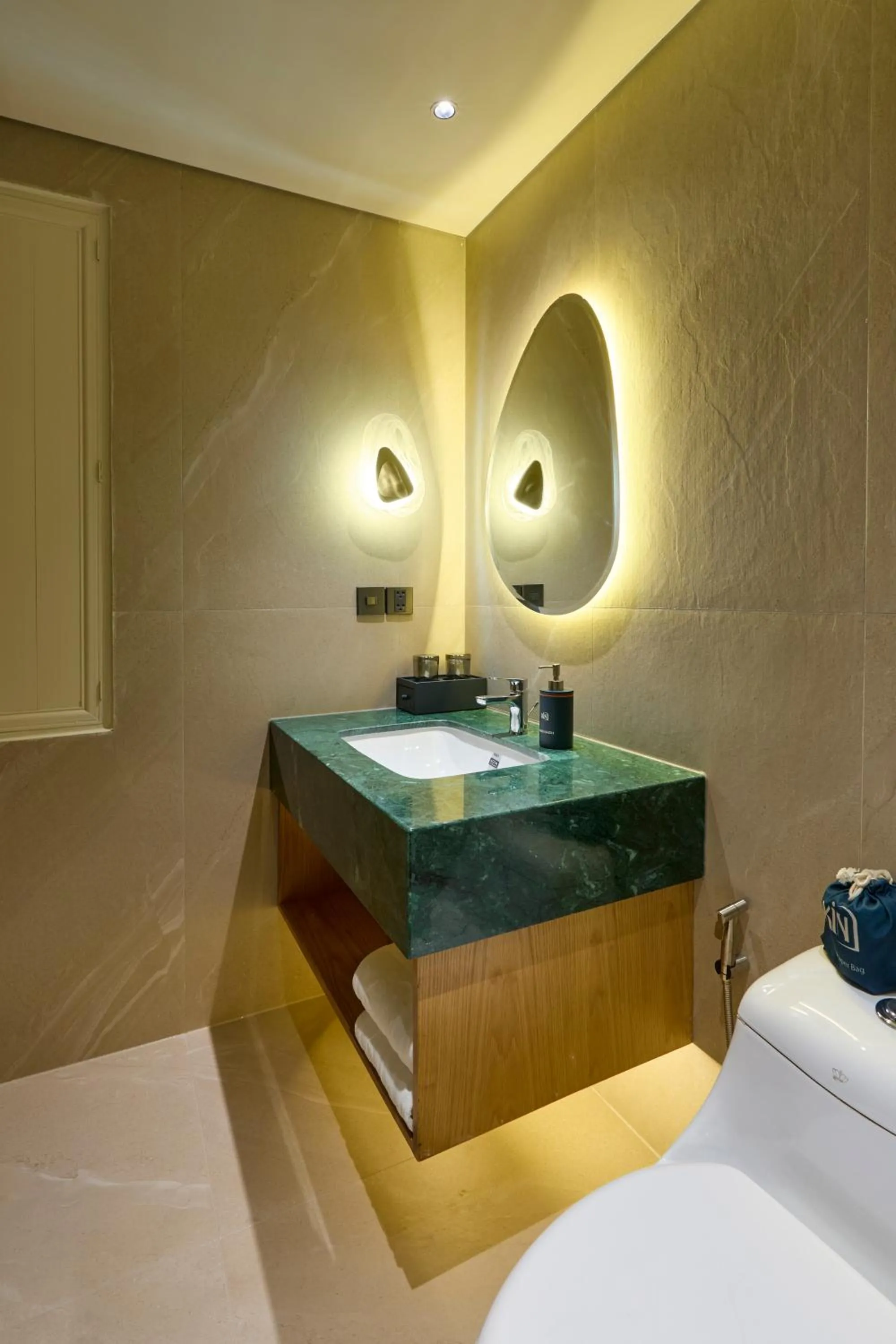 Toilet, Bed in Kin Hotel Ly Tu Trong