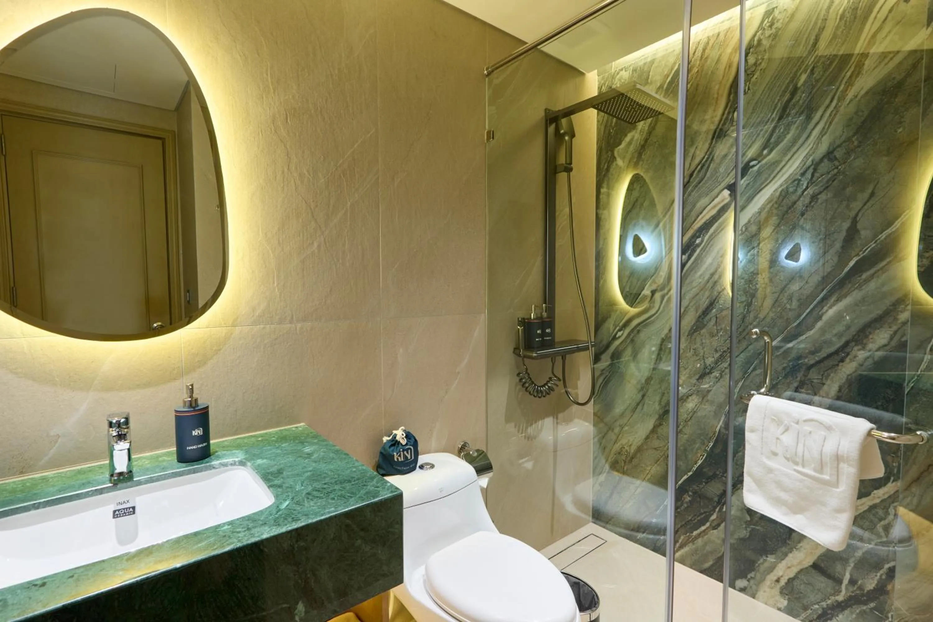 Shower in Kin Hotel Ly Tu Trong