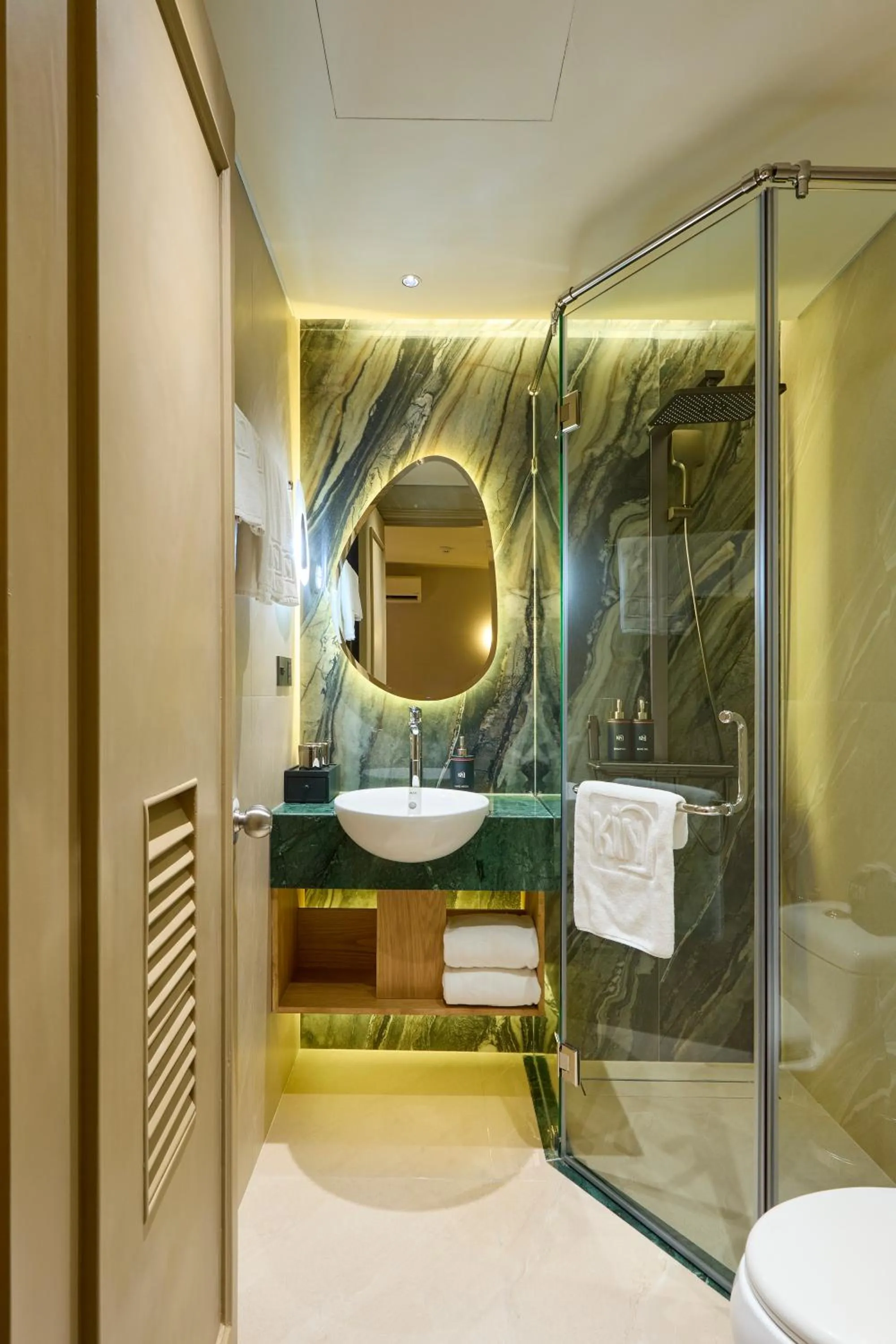 Shower in Kin Hotel Ly Tu Trong