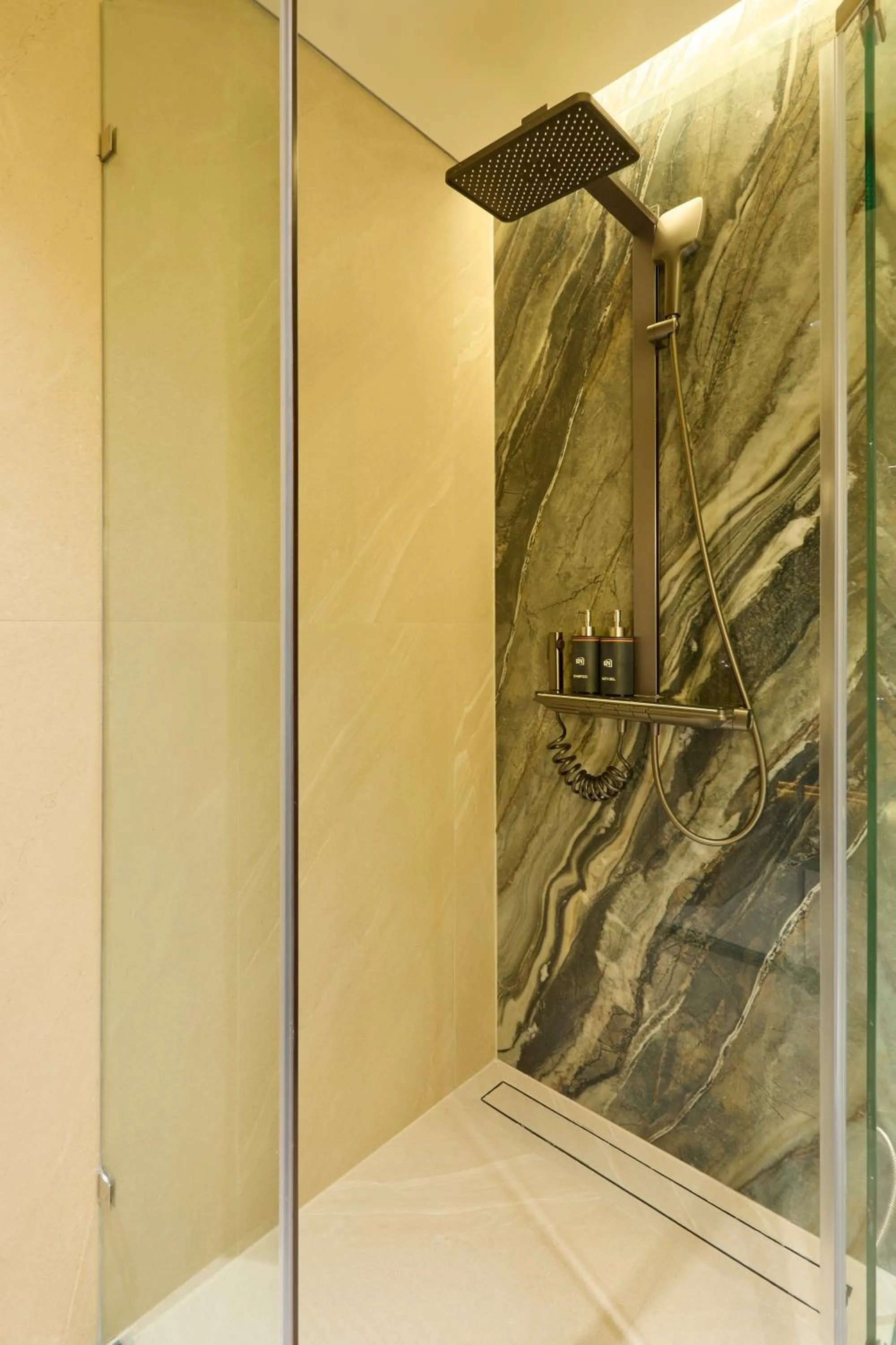 Shower in Kin Hotel Ly Tu Trong