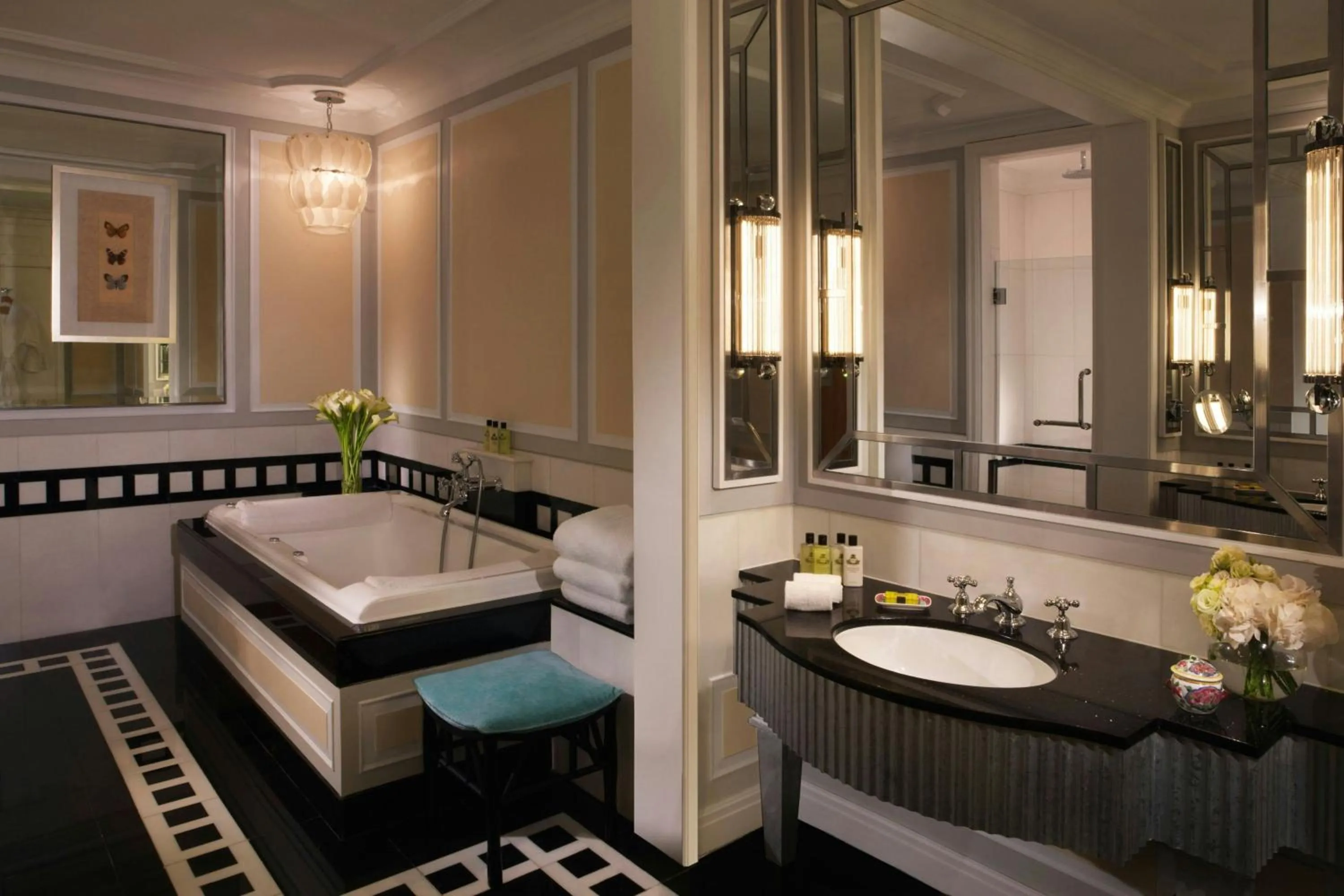 Bathroom, Bed in Frasers House, a Luxury Collection Hotel, Singapore