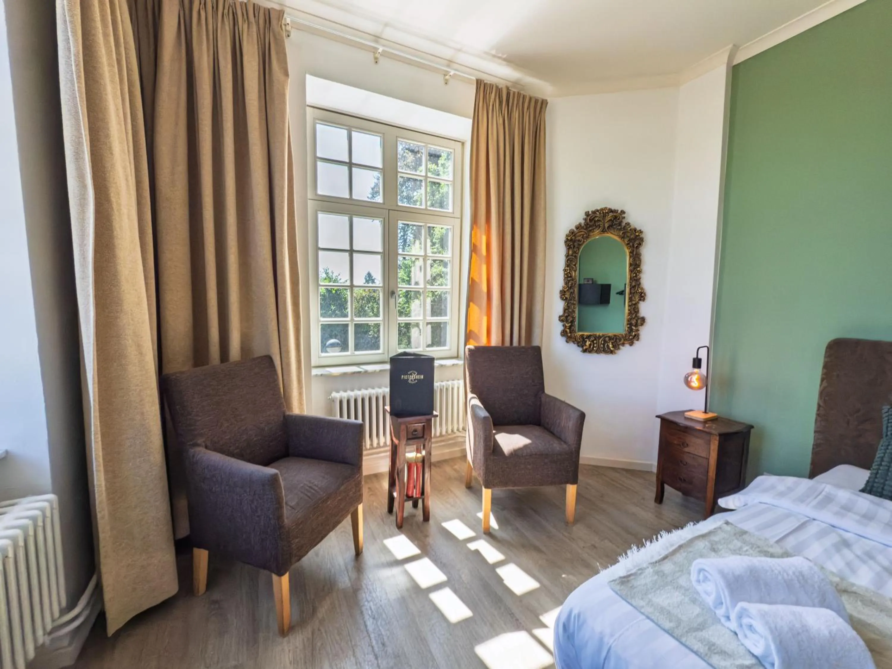 Seating area, Bed in Kasteel Pietersheim Maastricht - Lanaken