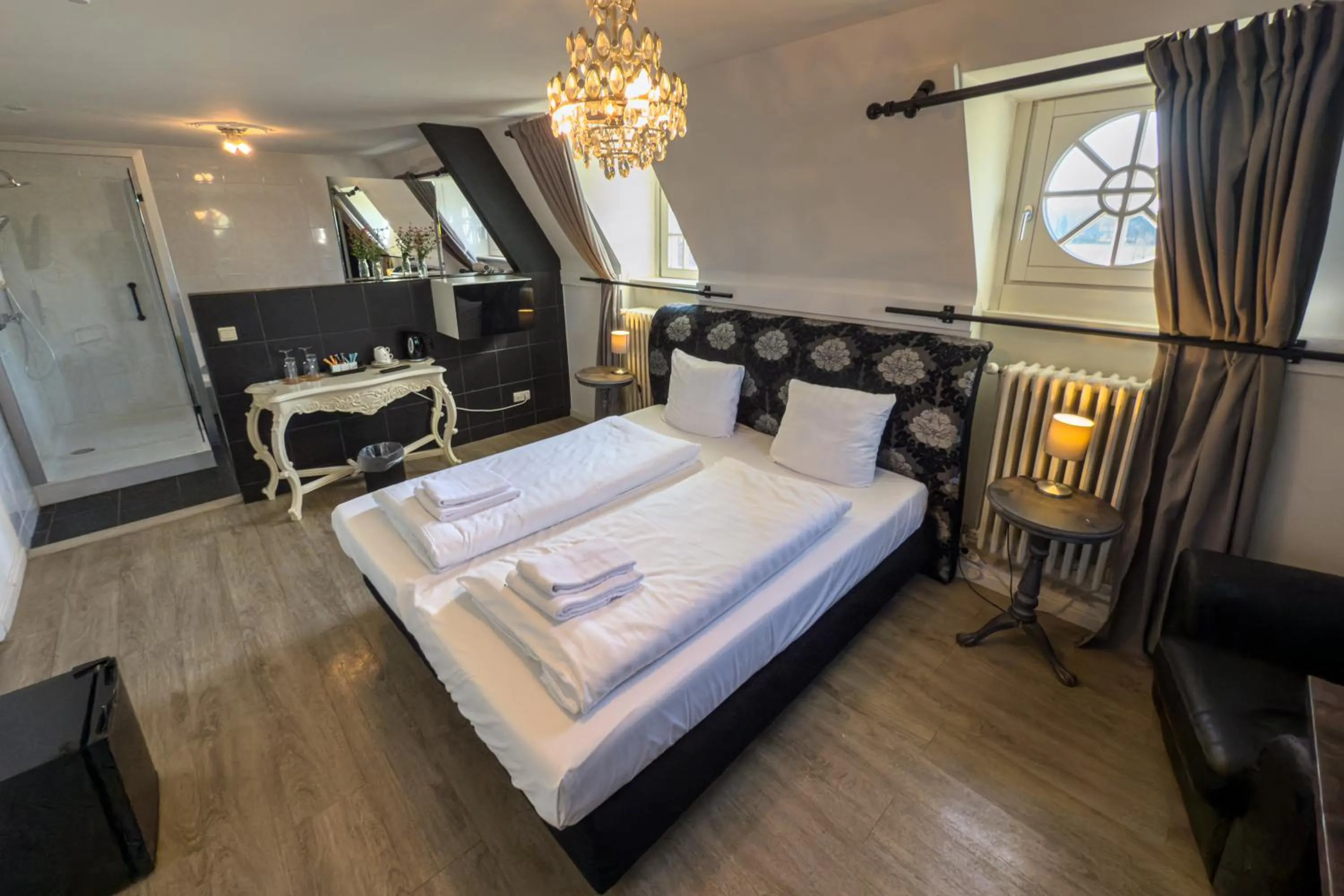 Photo of the whole room, Bed in Kasteel Pietersheim Maastricht - Lanaken