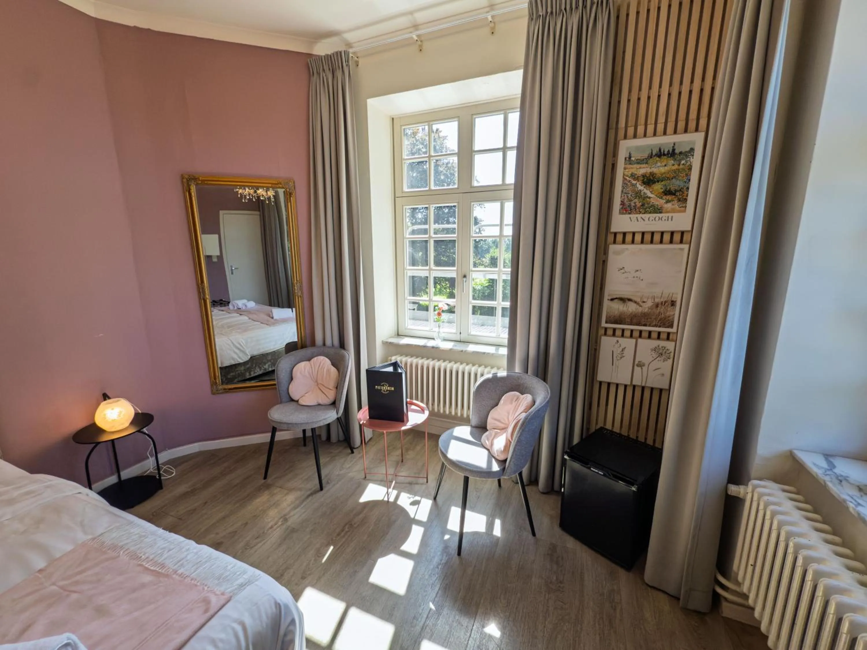 Seating area, Bed in Kasteel Pietersheim Maastricht - Lanaken