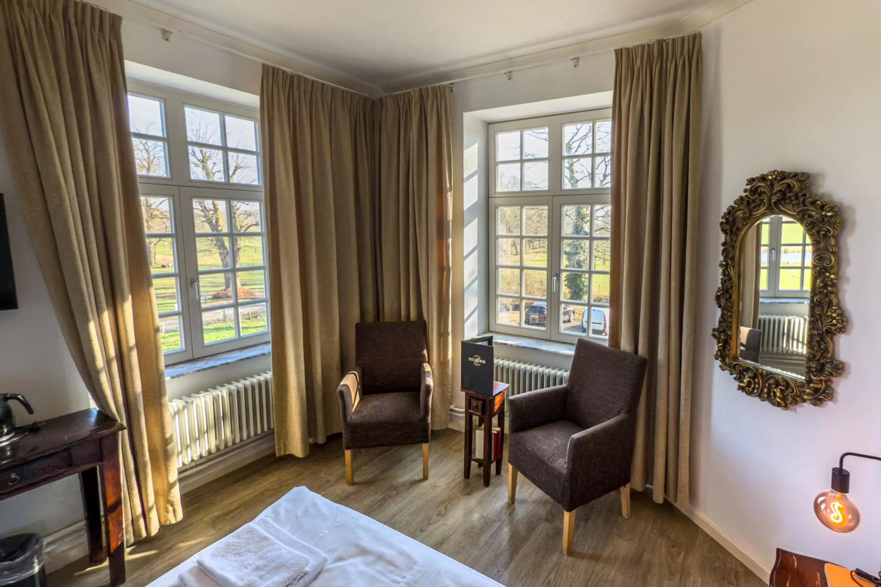 Seating area, Bed in Kasteel Pietersheim Maastricht - Lanaken