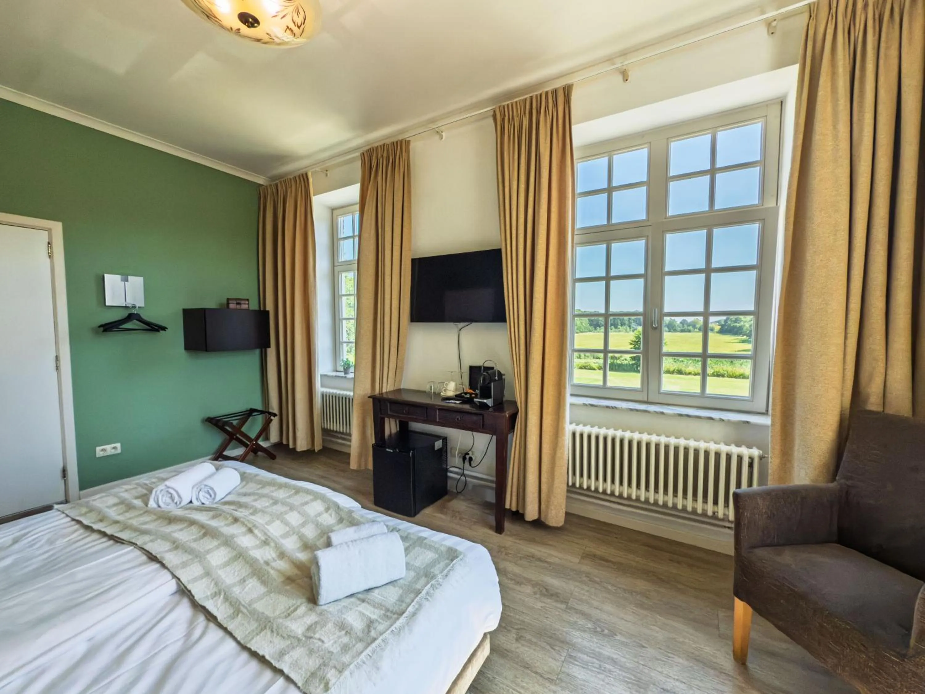 View (from property/room), Bed in Kasteel Pietersheim Maastricht - Lanaken