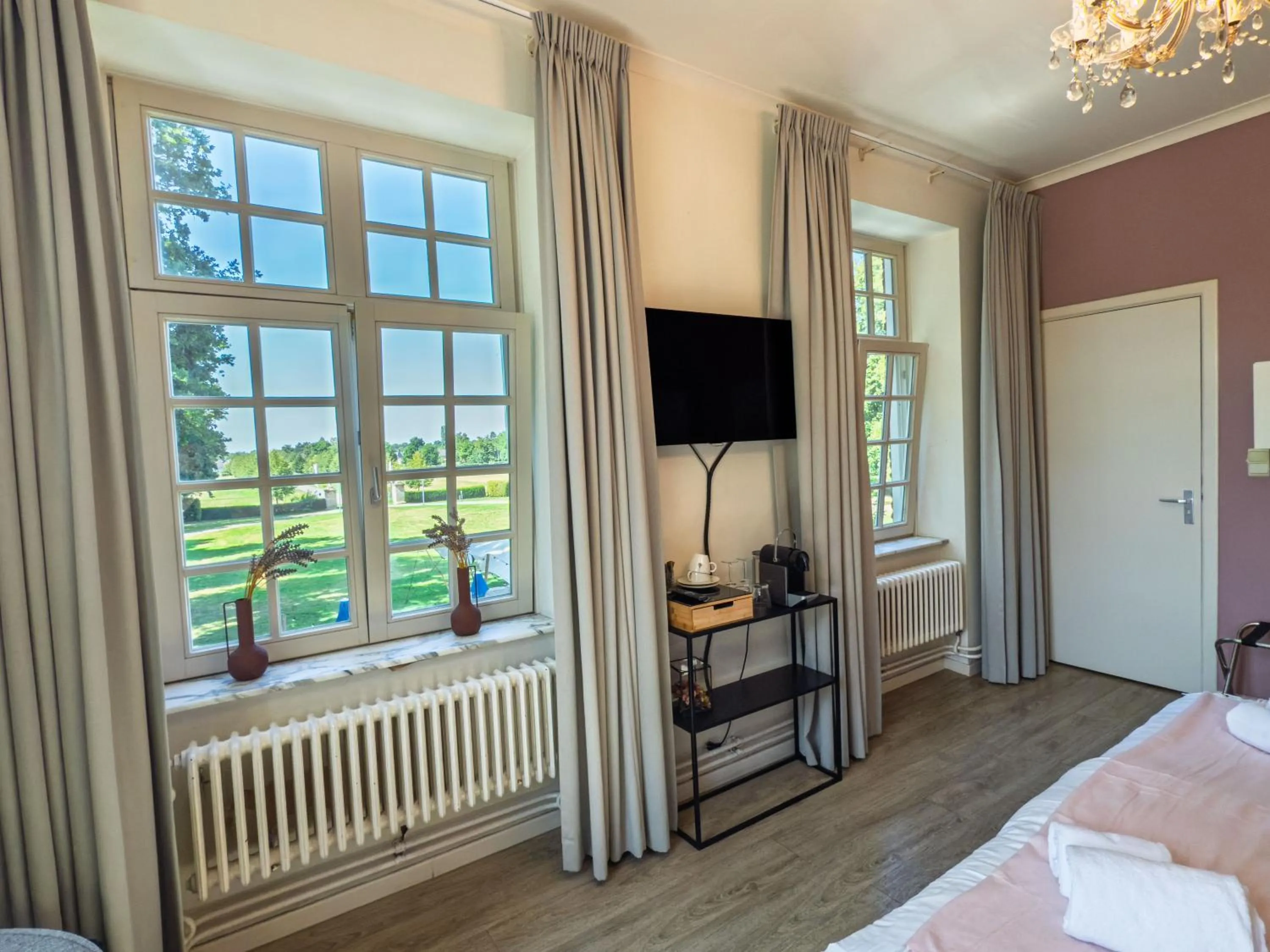 View (from property/room), Bed in Kasteel Pietersheim Maastricht - Lanaken