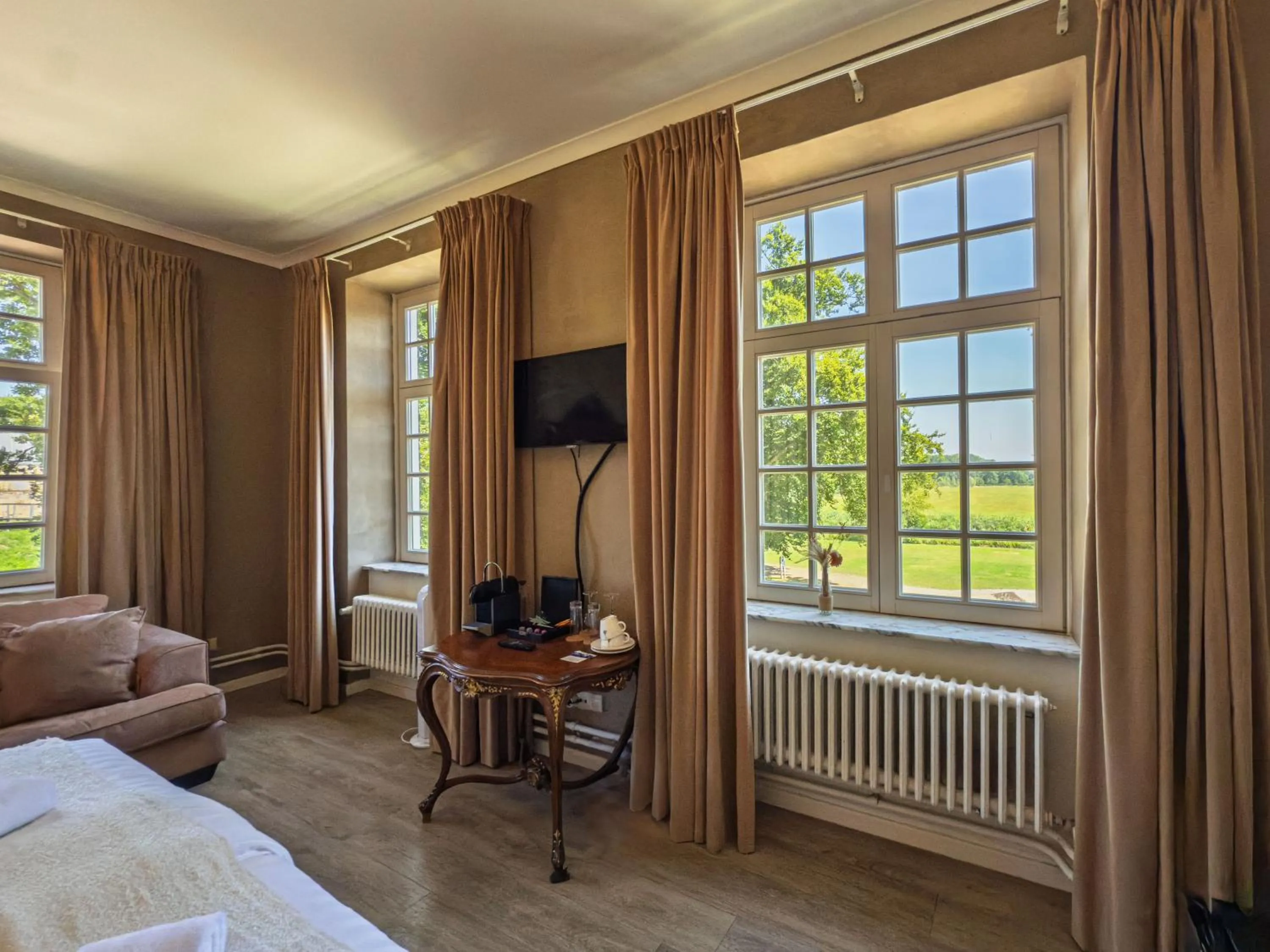 Garden view, Bed in Kasteel Pietersheim Maastricht - Lanaken