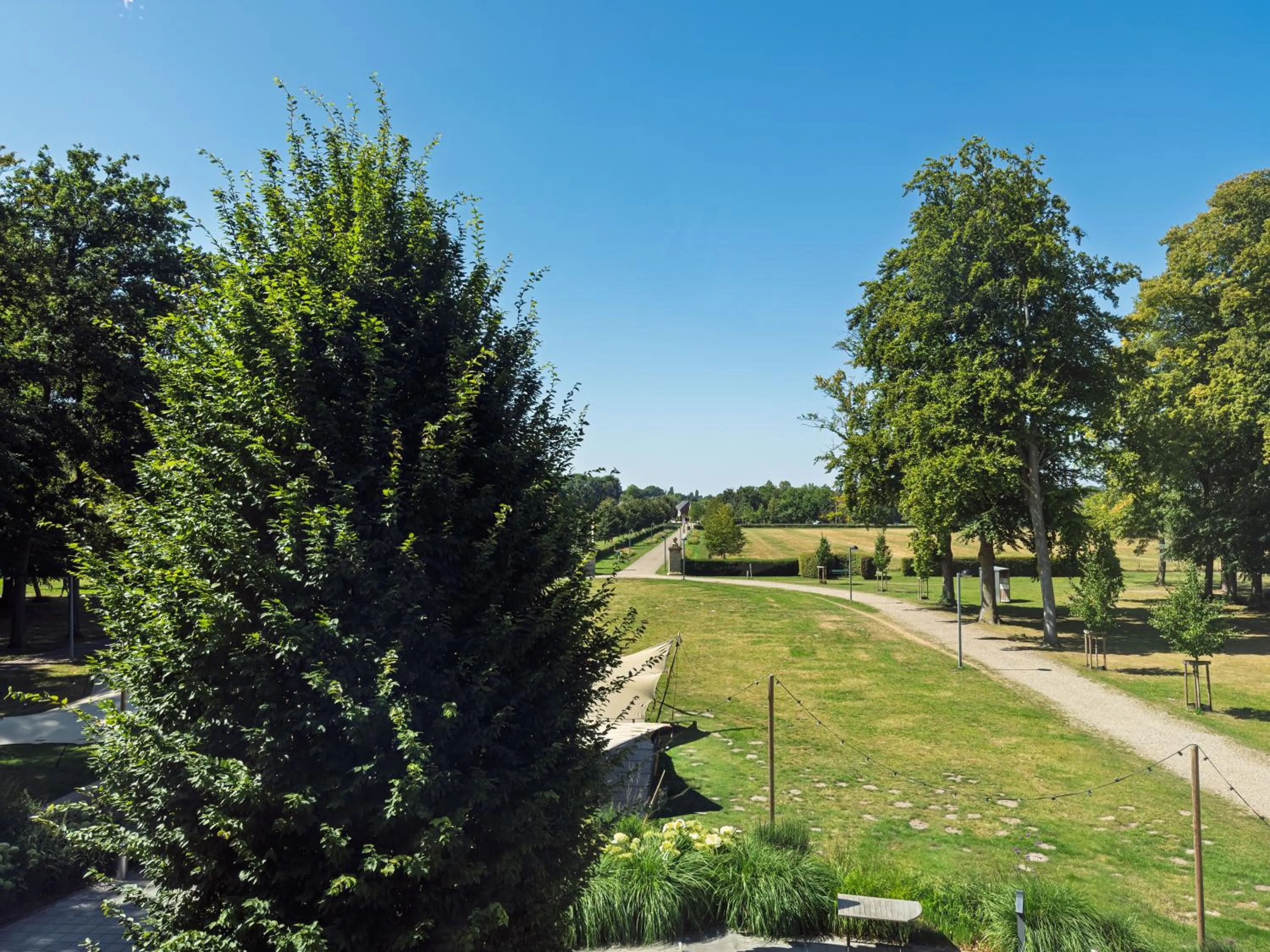 Garden view in Kasteel Pietersheim Maastricht - Lanaken
