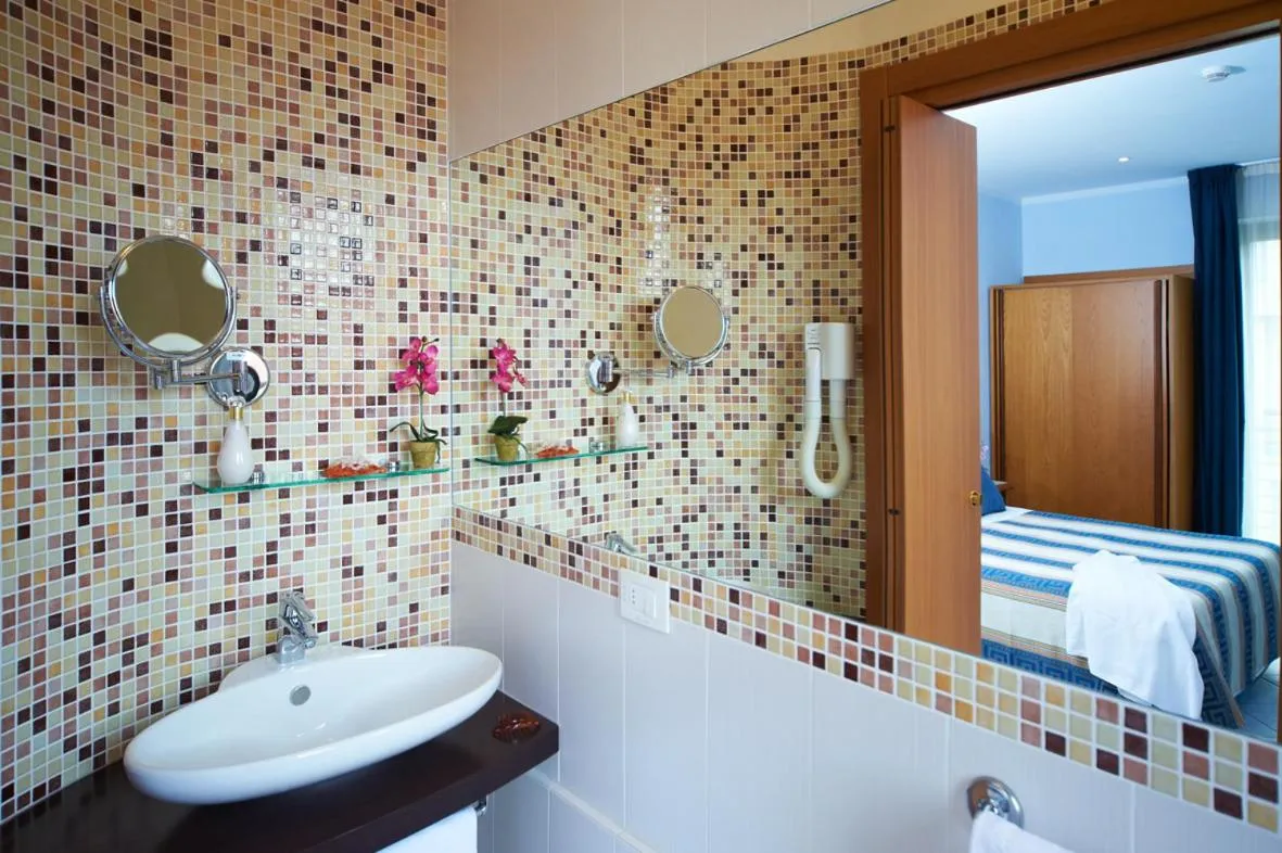 Bathroom, Bed in Hotel Sirio