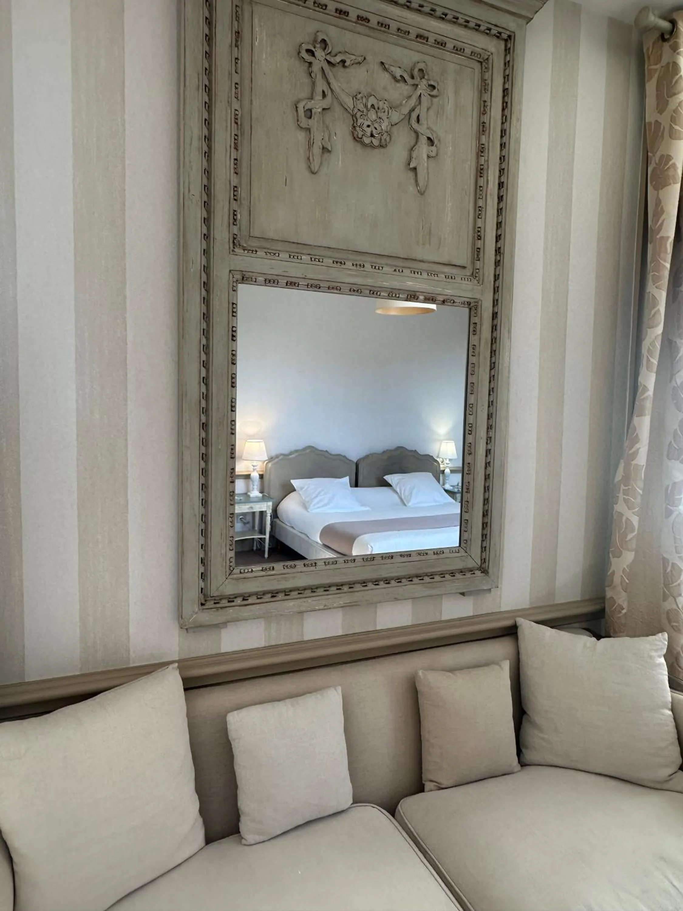 Bedroom, Bed in Hôtel Helvie - Teritoria