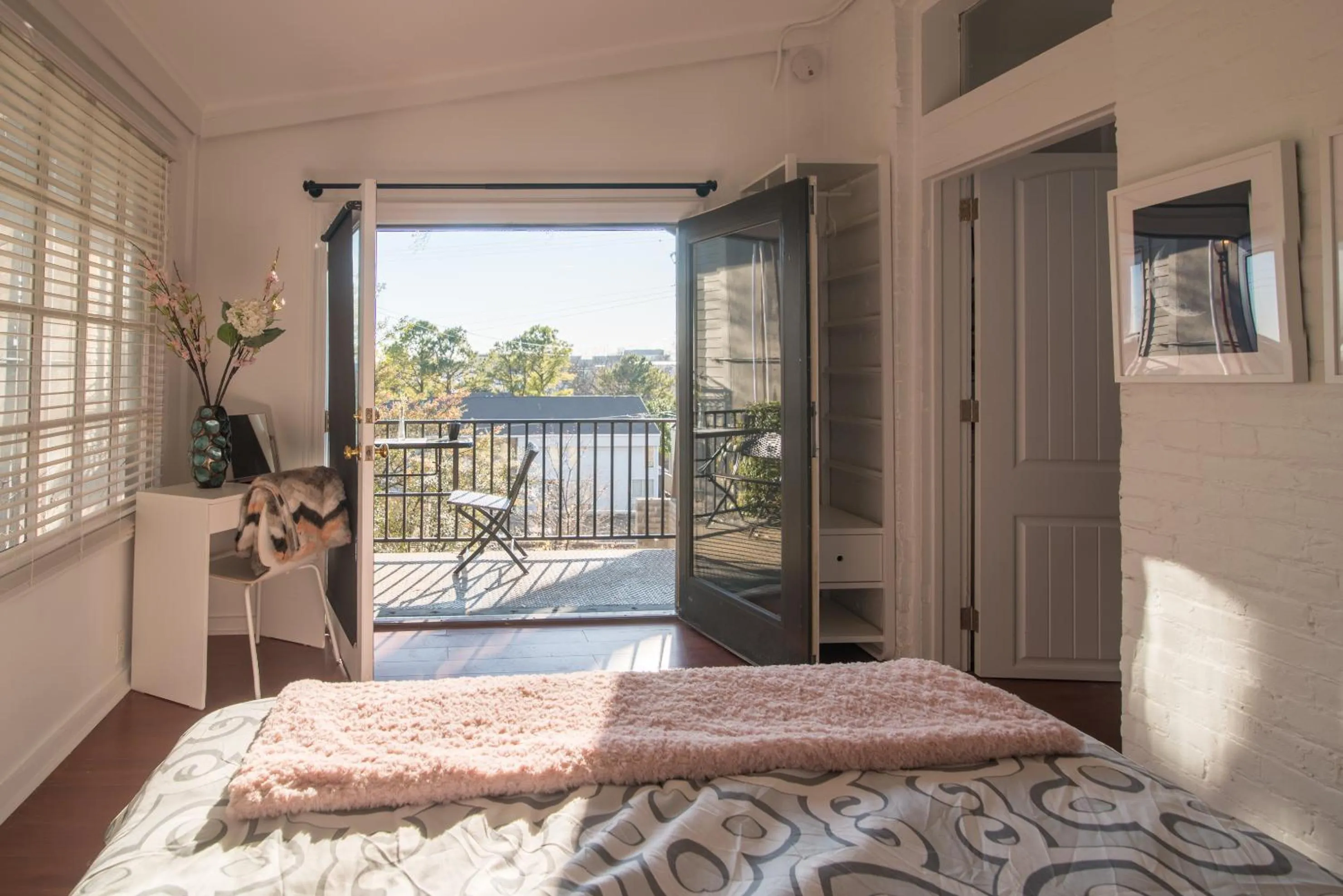 Patio, Bed in Downtown Memphis Shellcrest Apartments