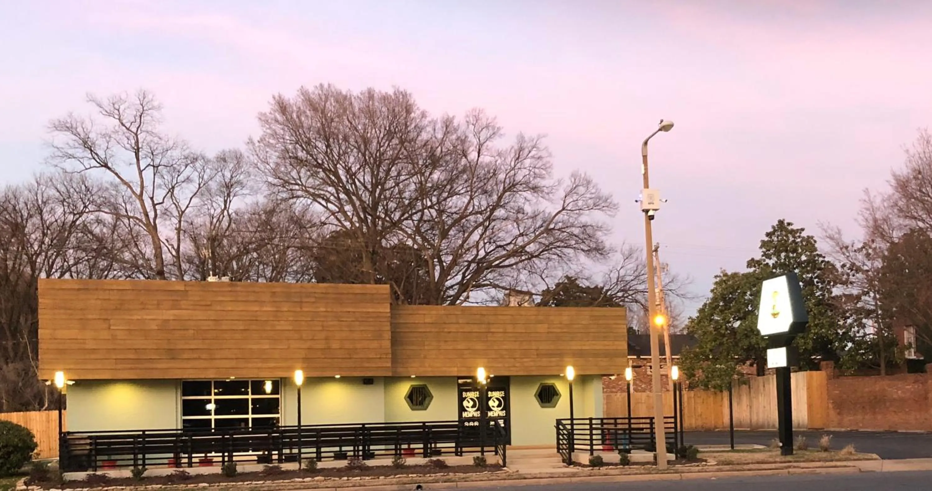 Restaurant/places to eat in Downtown Memphis Shellcrest Apartments