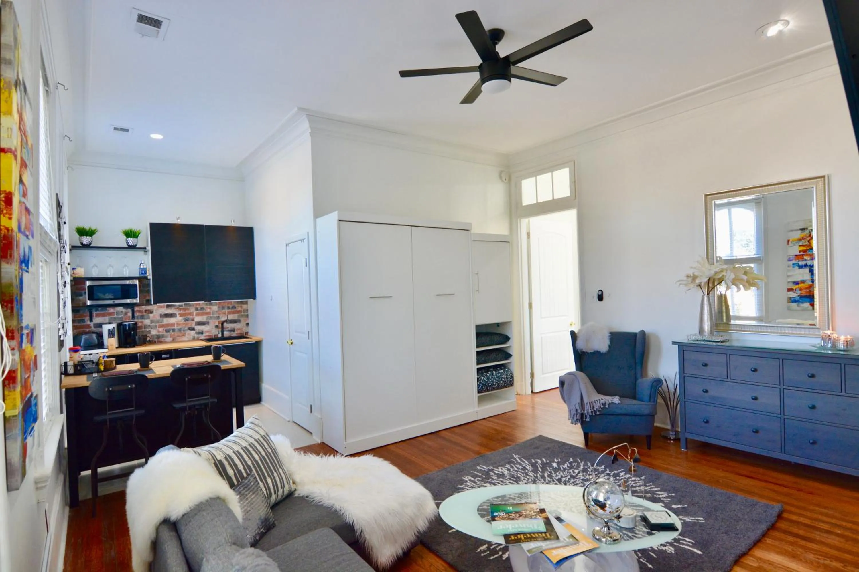 Photo of the whole room in Downtown Memphis Shellcrest Apartments