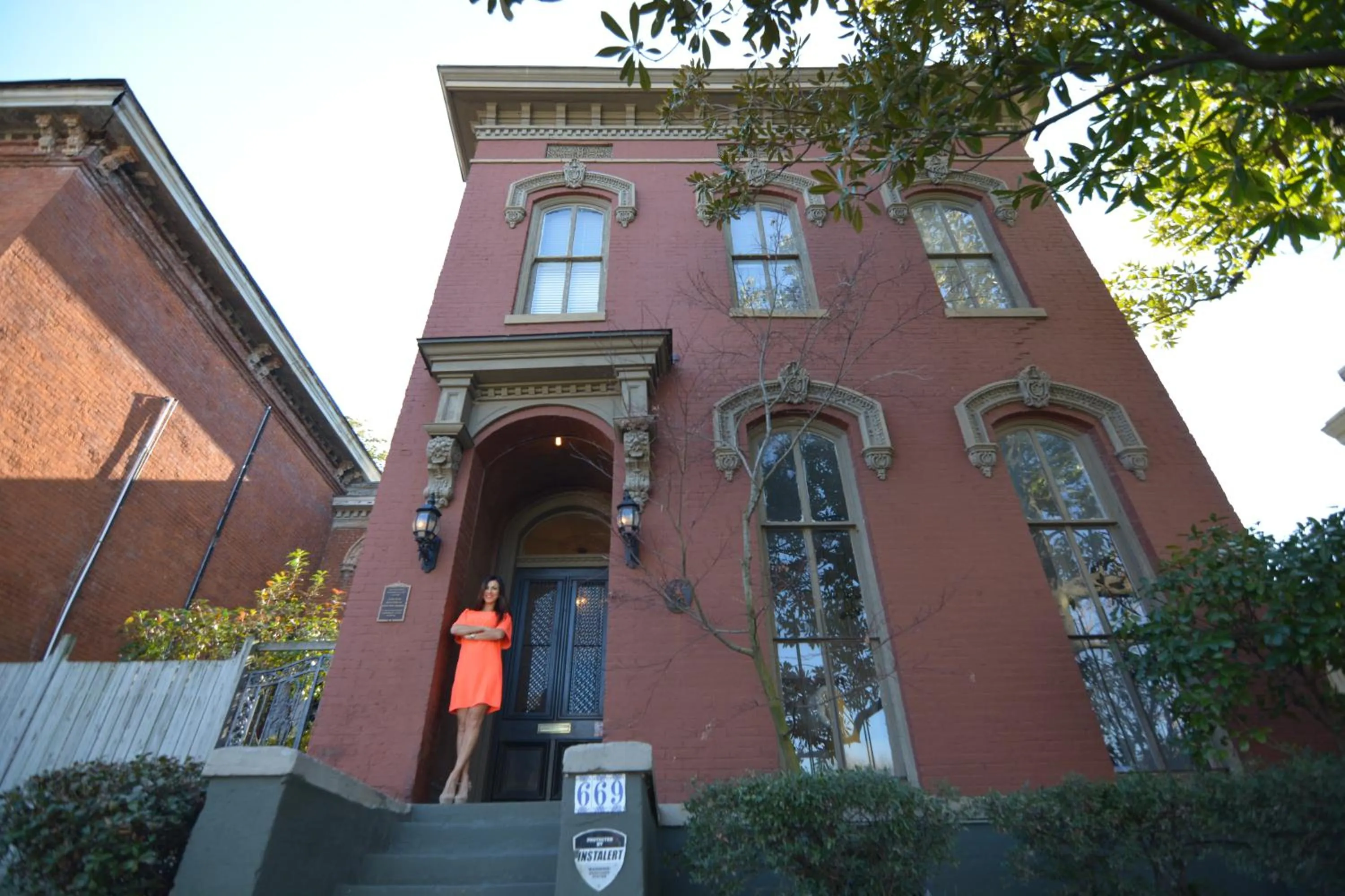 Facade/entrance in Downtown Memphis Shellcrest Apartments