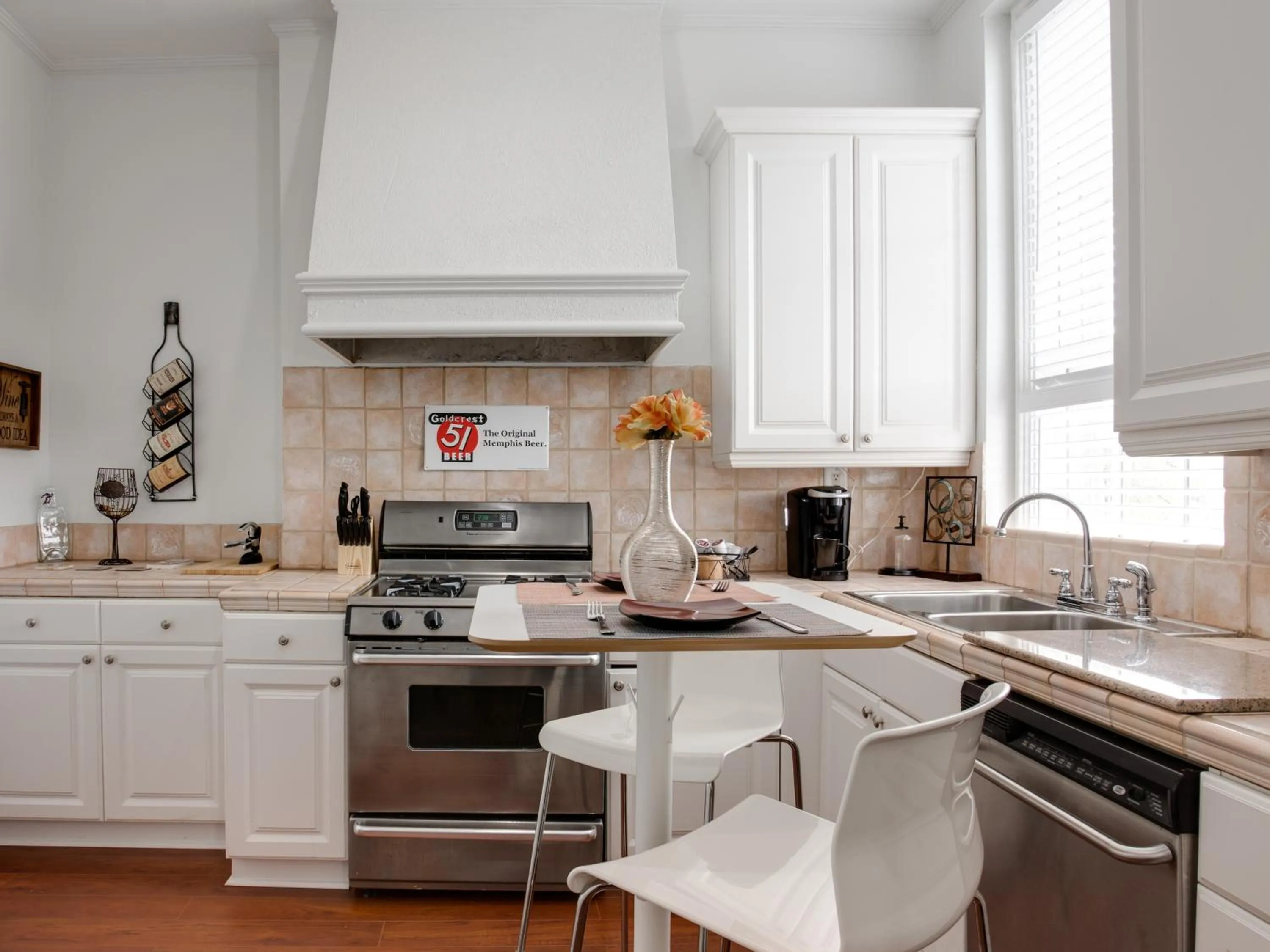 Kitchen or kitchenette in Downtown Memphis Shellcrest Apartments