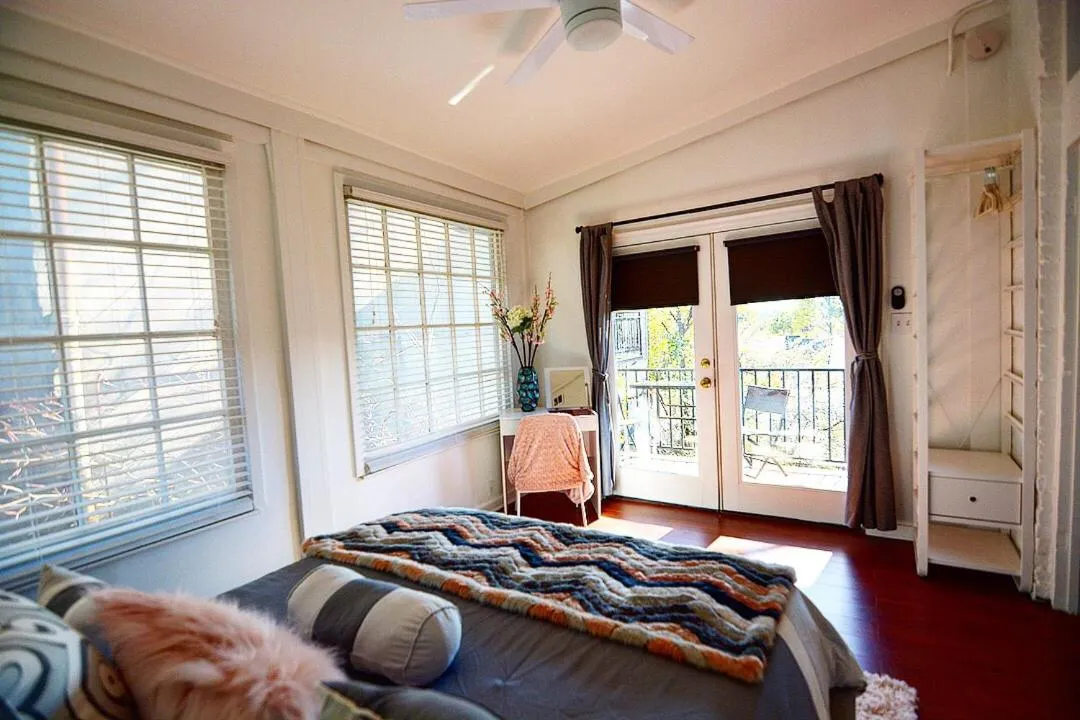 Bedroom in Downtown Memphis Shellcrest Apartments