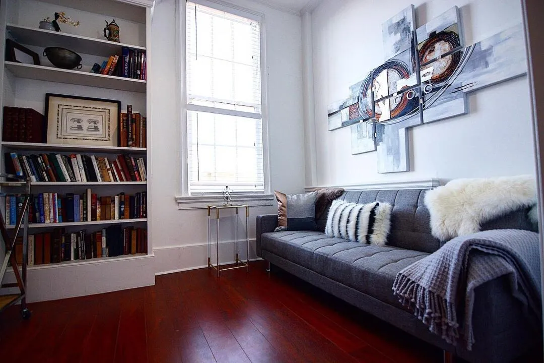 Library, Bed in Downtown Memphis Shellcrest Apartments