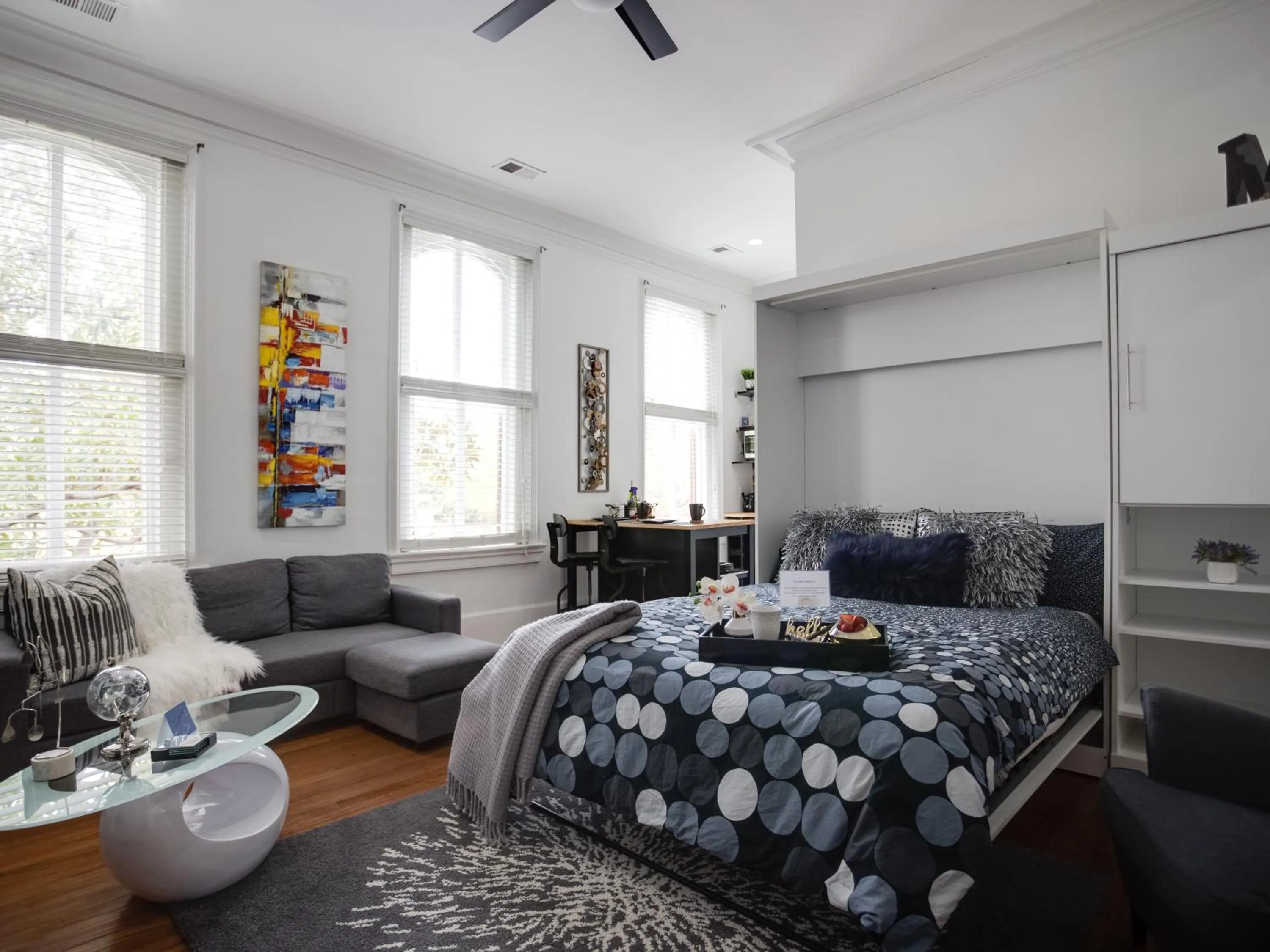 TV and multimedia, Bed in Downtown Memphis Shellcrest Apartments