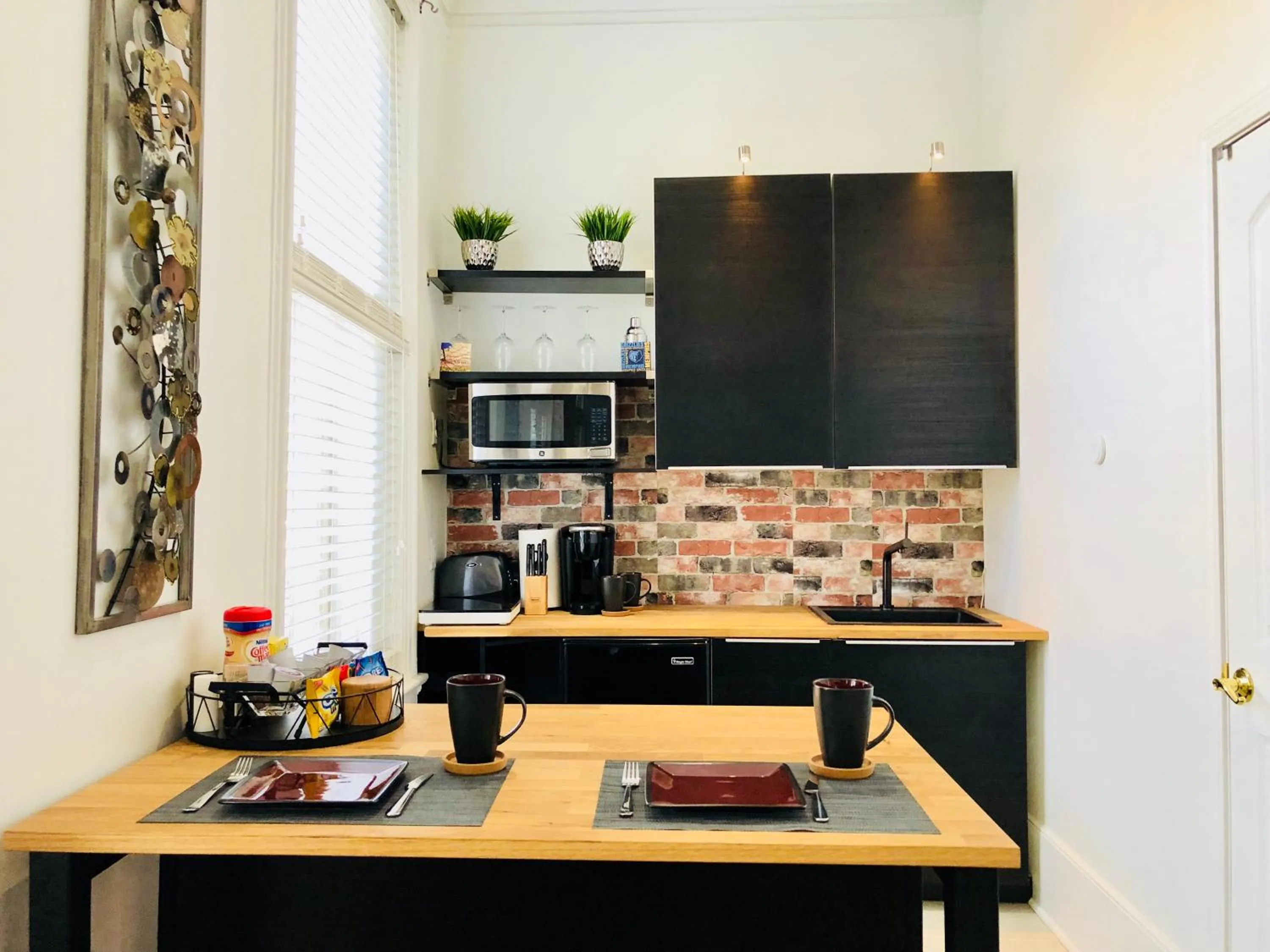 Coffee/tea facilities in Downtown Memphis Shellcrest Apartments