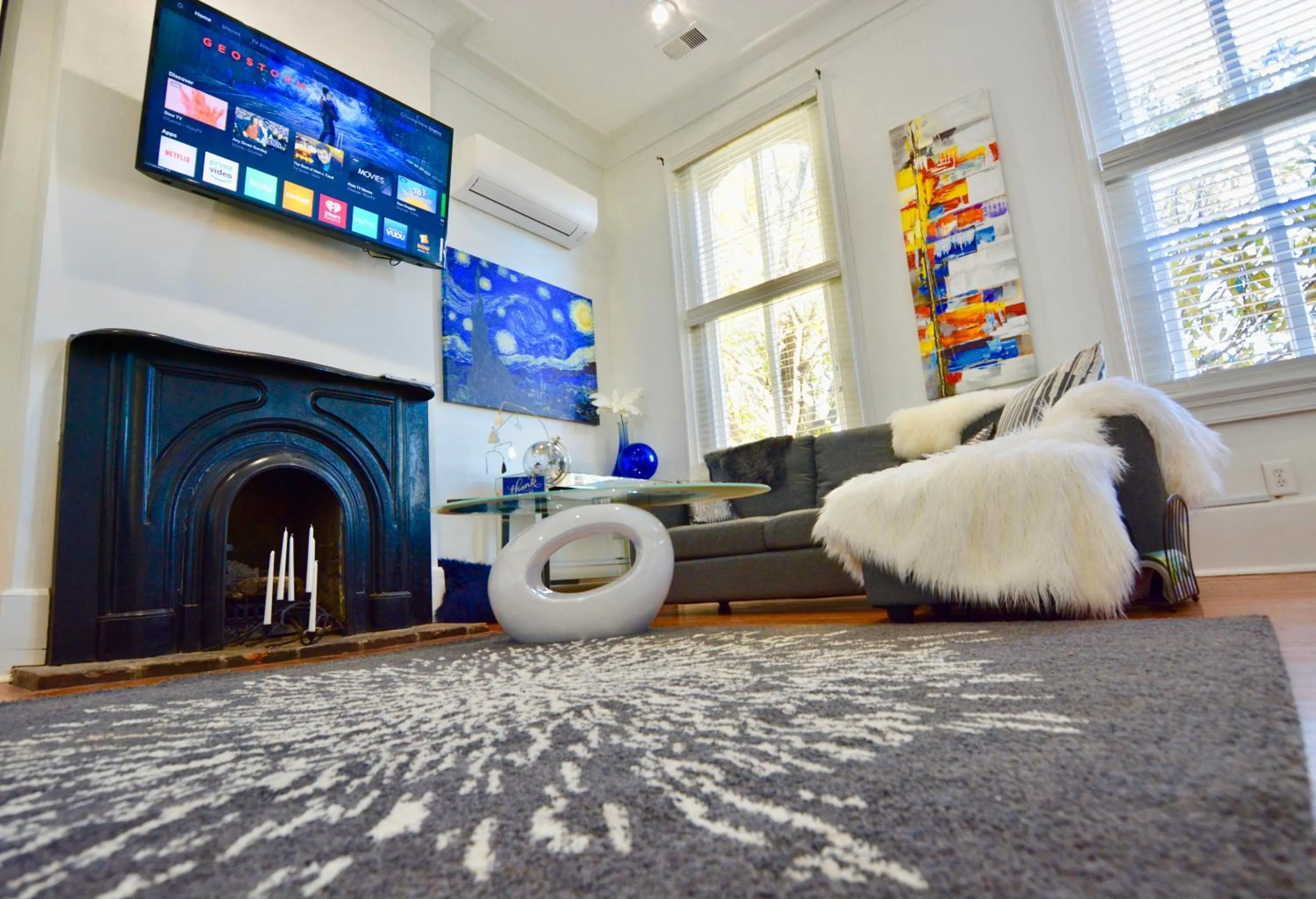 TV and multimedia in Downtown Memphis Shellcrest Apartments