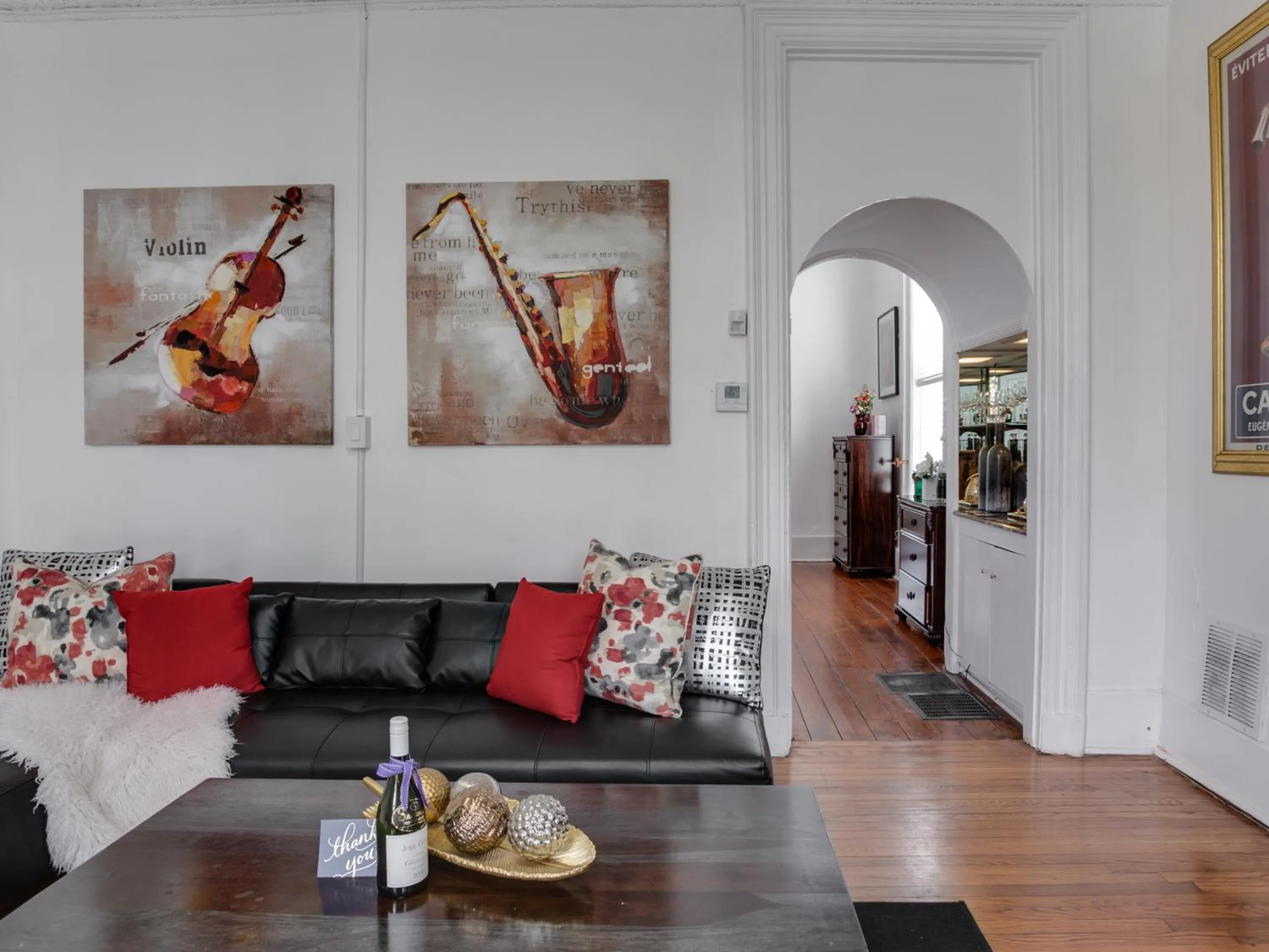 Seating area in Downtown Memphis Shellcrest Apartments