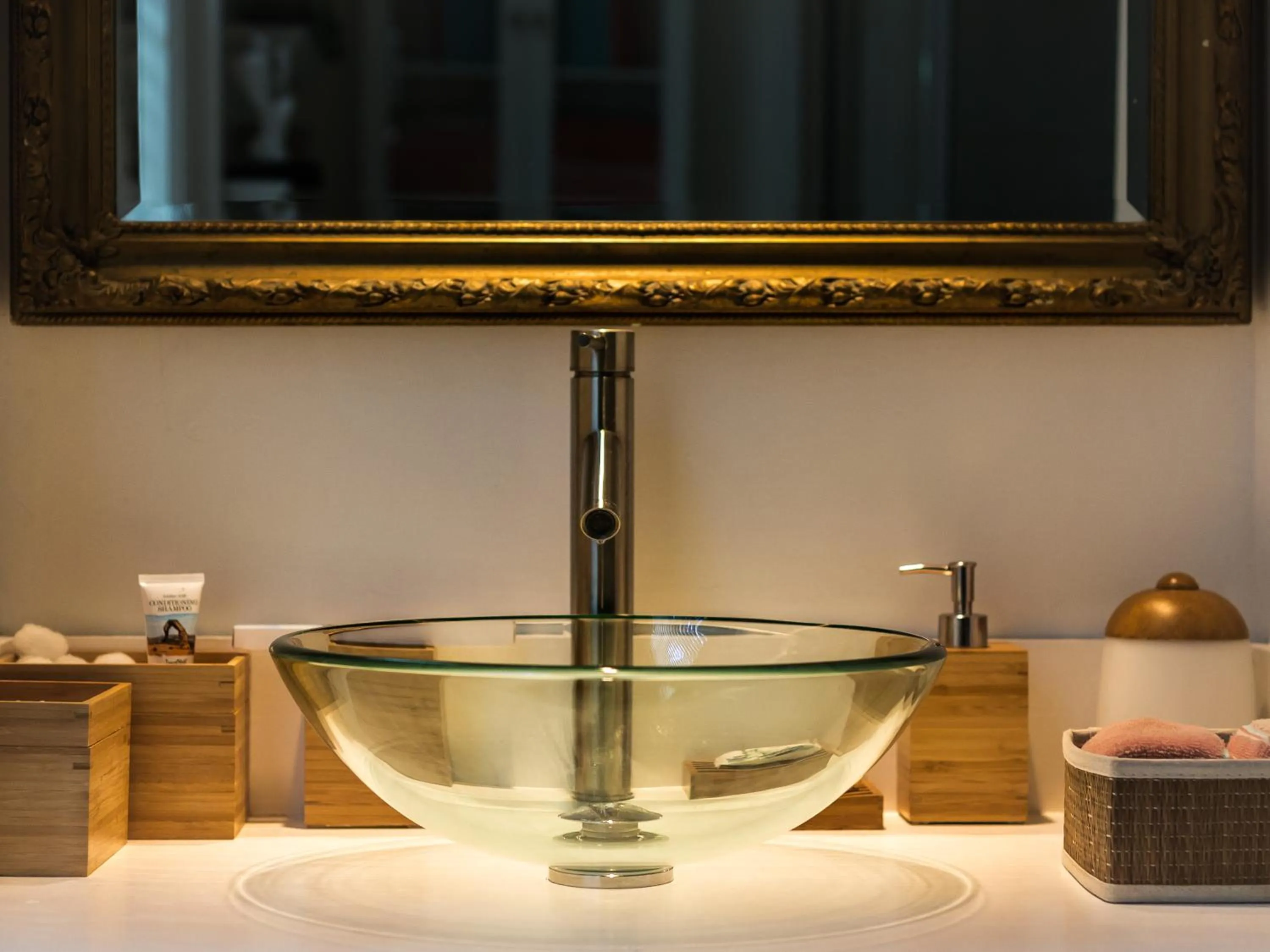 Bathroom in Downtown Memphis Shellcrest Apartments