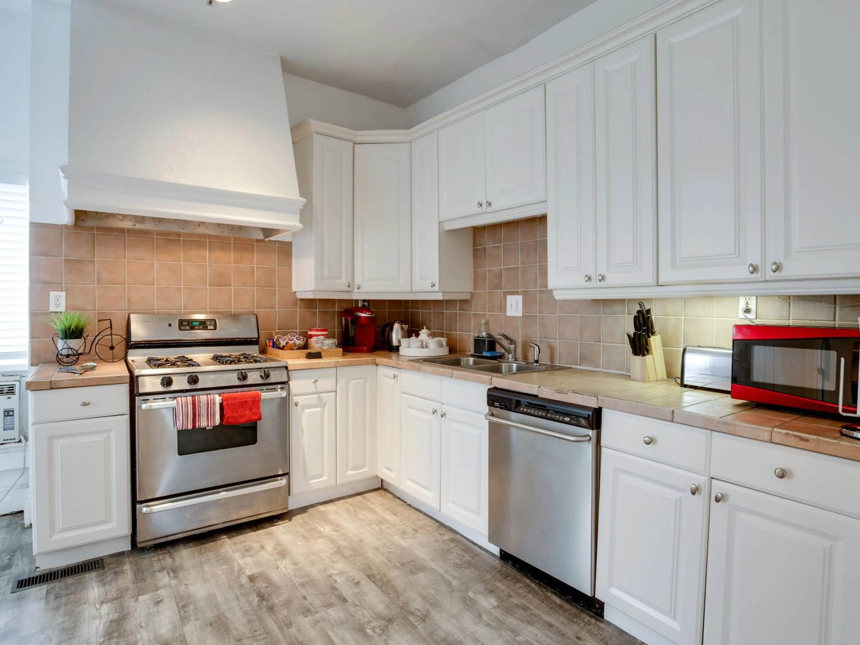 Coffee/tea facilities in Downtown Memphis Shellcrest Apartments