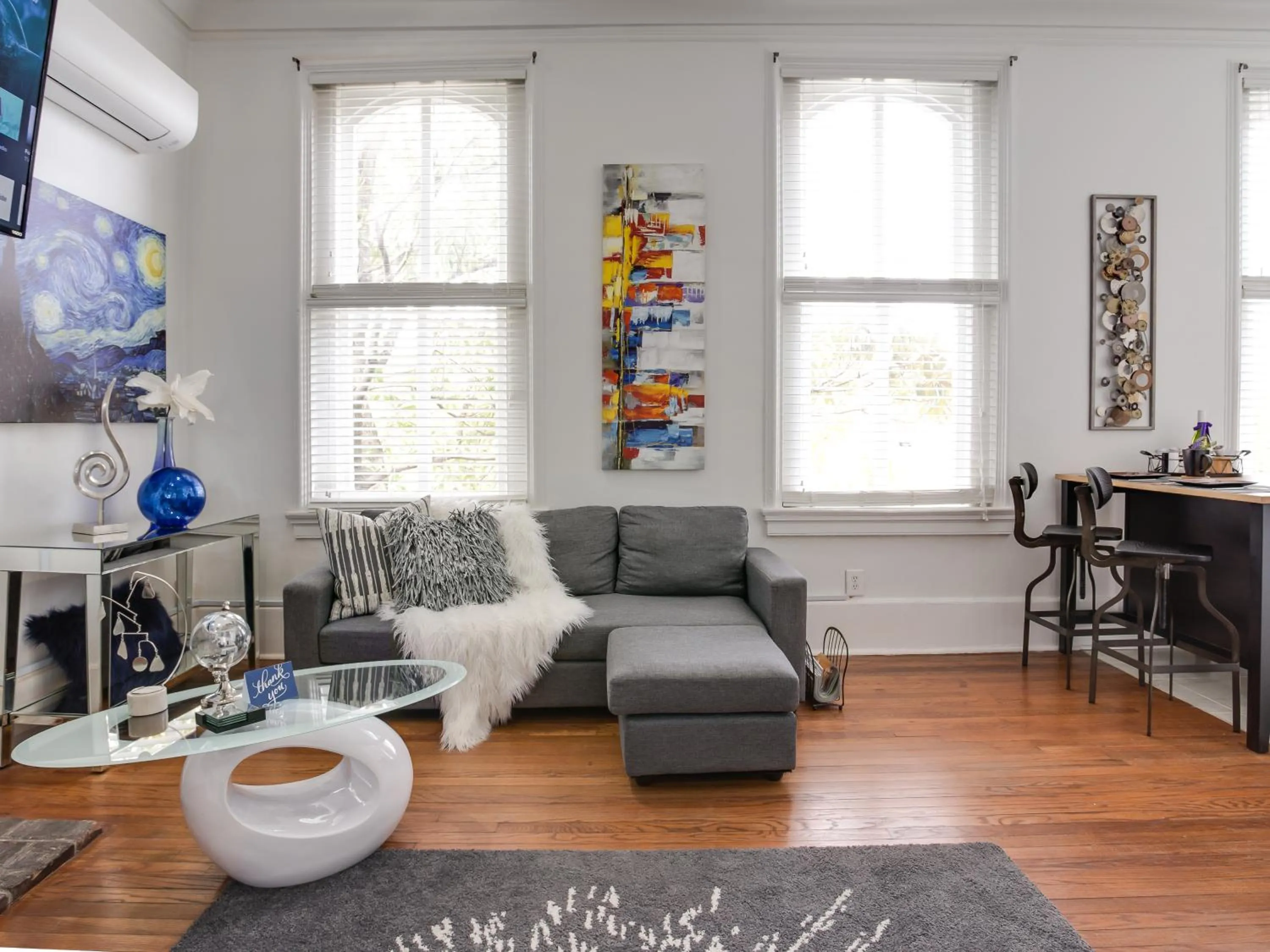 TV and multimedia in Downtown Memphis Shellcrest Apartments