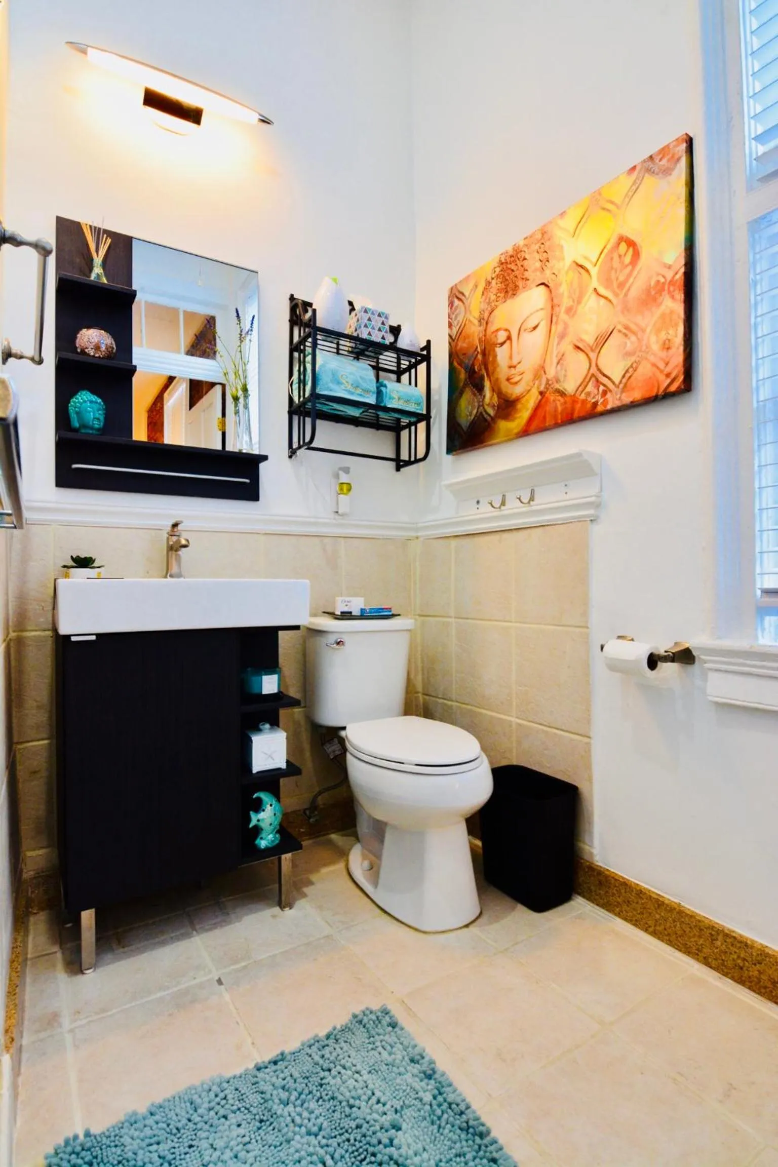 Bathroom in Downtown Memphis Shellcrest Apartments