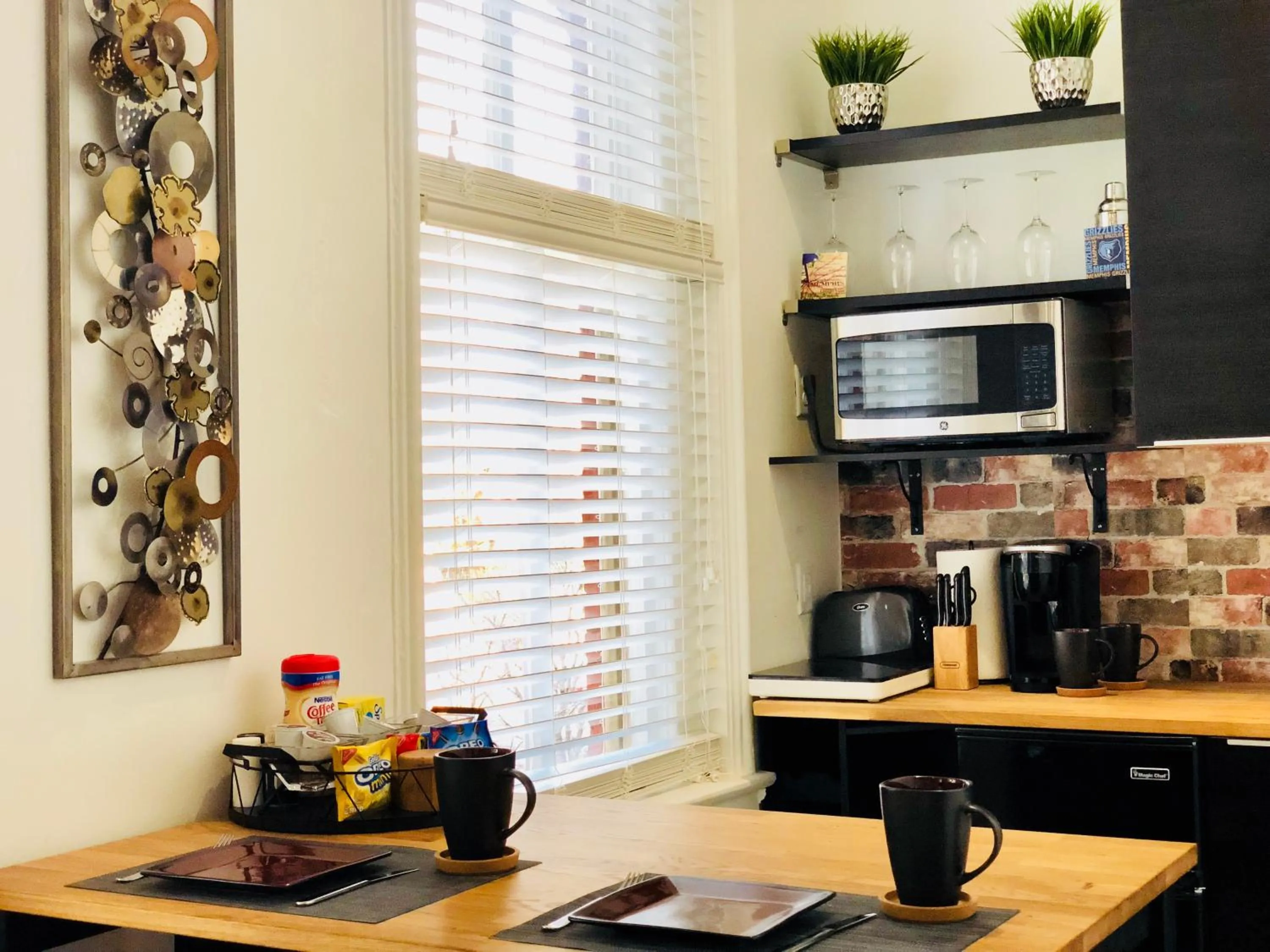 Coffee/tea facilities in Downtown Memphis Shellcrest Apartments