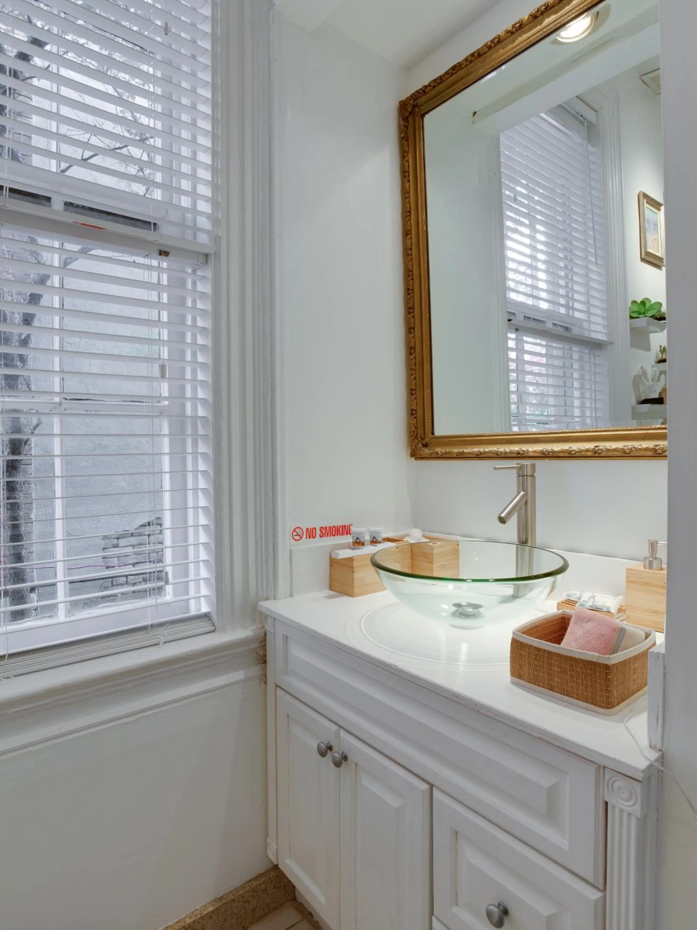 Bathroom in Downtown Memphis Shellcrest Apartments