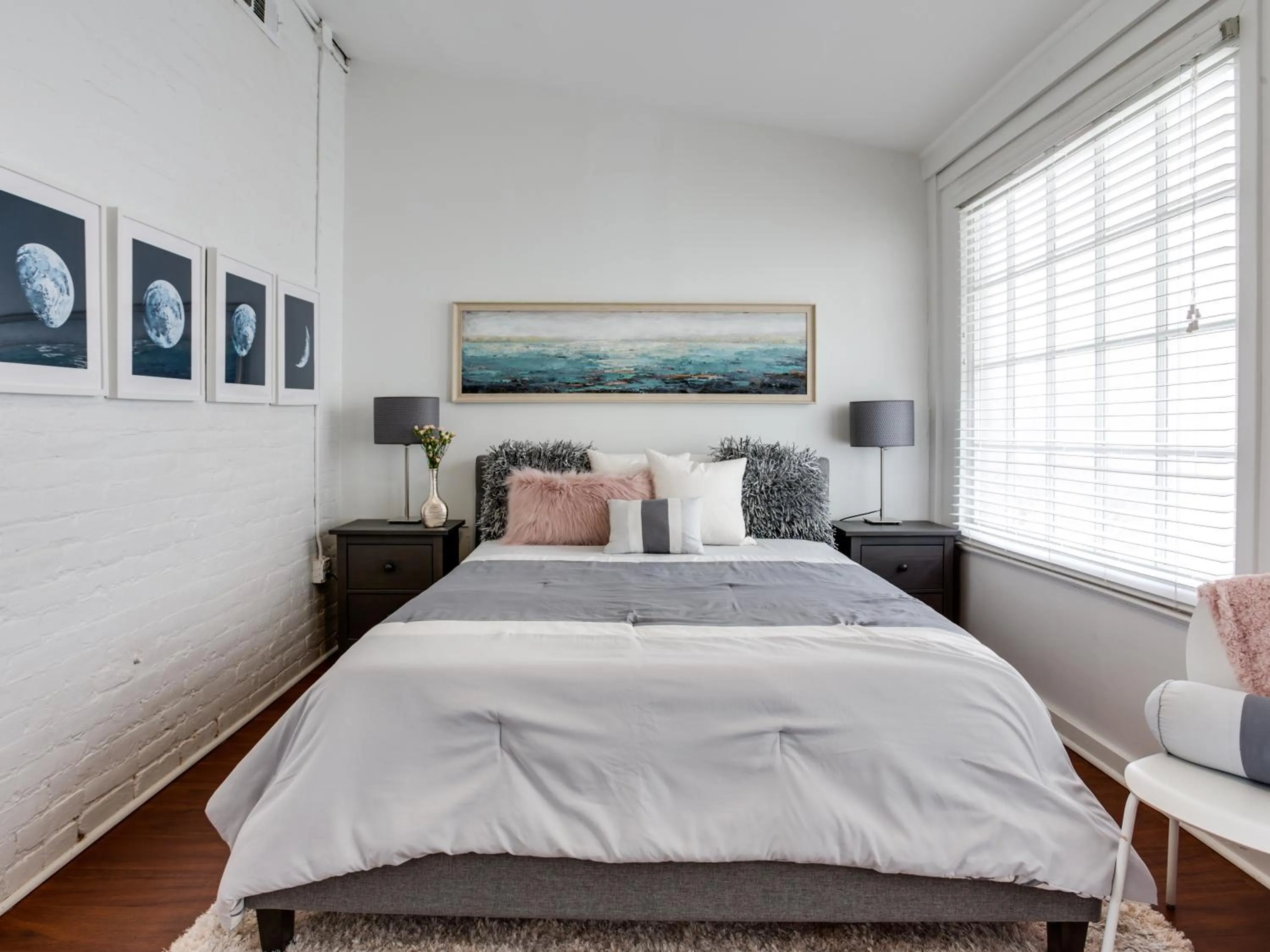 Bedroom, Bed in Downtown Memphis Shellcrest Apartments