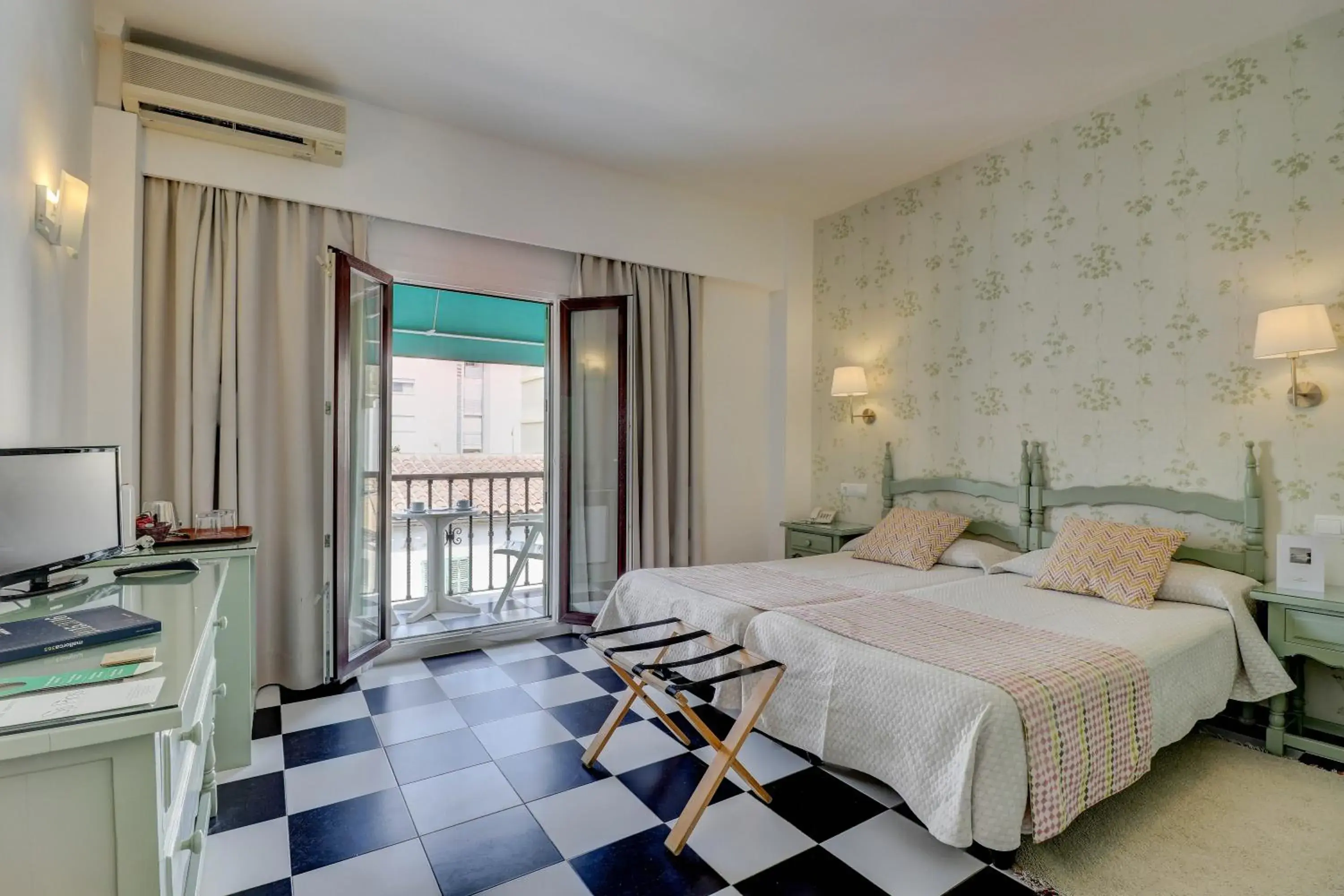 Photo of the whole room, Bed in Hotel Sis Pins Photo of the whole room, Bed in Hotel Sis Pins