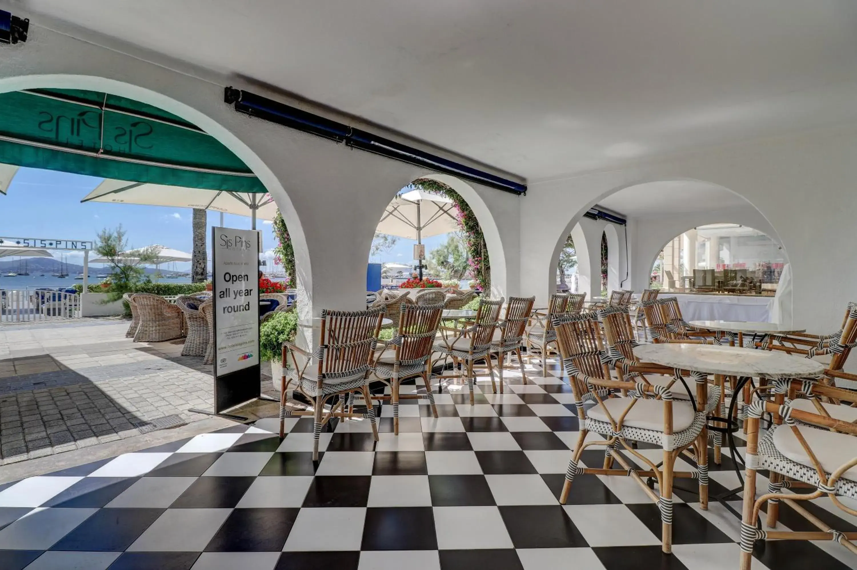 Restaurant/places to eat in Hotel Sis Pins Restaurant/places to eat in Hotel Sis Pins