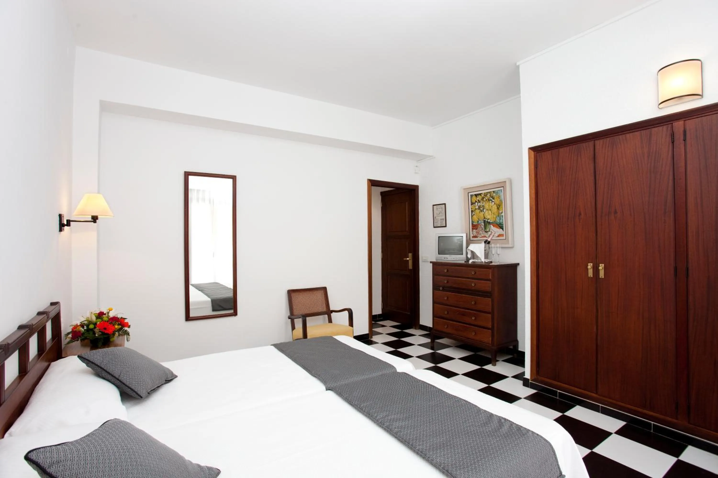 Photo of the whole room, Bed in Hotel Sis Pins