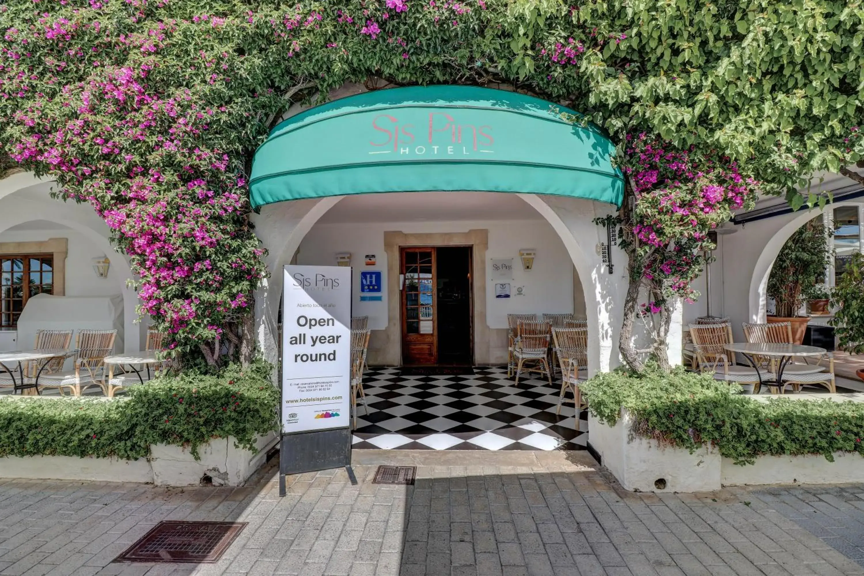 Facade/entrance in Hotel Sis Pins Facade/entrance in Hotel Sis Pins